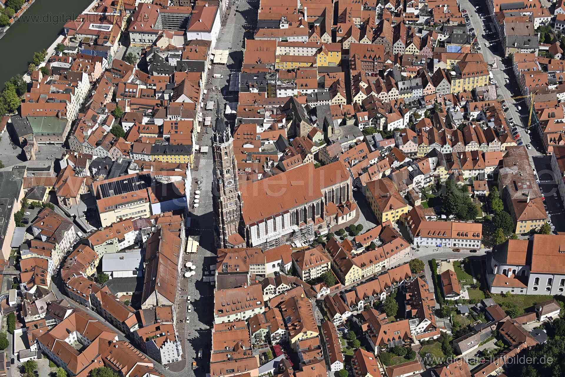 Titel: St. Jodok Kirche, Bildnummer: n511620, Ort / Stadt: Landshut, (Land)Kreis: kreisfreie Stadt Landshut, Regierungsbezirk: Niederbayern, Bundesland: Bayern, Aufnahmedatum: 11.08.2023, Schlagwörter: Deutschland, , St. Jodok Kirche, Kirche, Freyung, Monat: August, Jahreszeit: Sommer, Tageszeit: Vormittag / Mittag, Jahr: 2023, Flug ID: 20230811, Bildstatus: unbearbeitetes Rohbild, Bildabmessung: 8256 x 5504 Pixel, Fotograf & Copyright: Oliver Acker