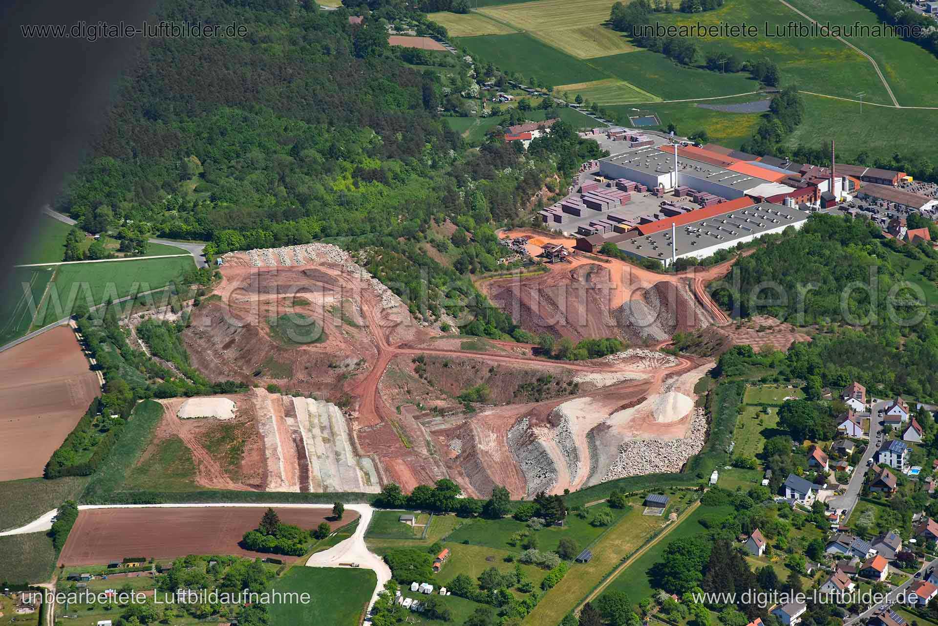 Titel: Langenzenn, Bildnummer: n265170, Ort / Stadt: Langenzenn, (Land)Kreis: Landkreis Fürth, Regierungsbezirk: Mittelfranken, Bundesland: Bayern, Aufnahmedatum: 06.05.2018, Schlagwörter: Luftbild, Luftbilder, Luftbildfotografie, Luftaufnahme, Luftbildaufnahme, Luftfoto, Vogelperspektive, Vogelansicht, Deutschland, Schräg- und Senkrecht-Luftaufnahmen, Orthofotografie, Wienerberger GmbH, Schotterwerk, Baustoffe, Industrie, Langenzenn, Monat: Mai, Jahreszeit: Sommer, Tageszeit: Mittag / Nachmitta