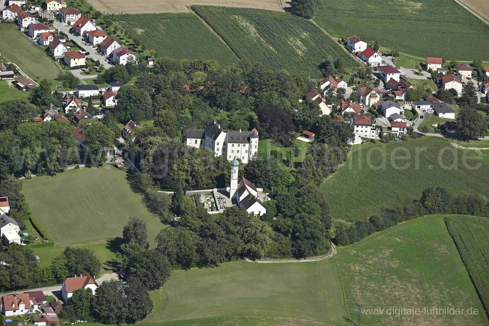 Titel: Schloss Lauterbach, Bildnummer: n514610, Ort / Stadt: Lauterbach, (Land)Kreis: Landkreis Dachau, Regierungsbezirk: Oberbayern, Bundesland: Bayern, Aufnahmedatum: 11.08.2023, Schlagwörter: Deutschland, , Schloss Lauterbach, Kirche, Burgen & Schlösser, Monat: August, Jahreszeit: Sommer, Tageszeit: Vormittag / Mittag, Jahr: 2023, Flug ID: 20230811, Bildstatus: unbearbeitetes Rohbild, Bildabmessung: 8256 x 5504 Pixel, Fotograf & Copyright: Oliver Acker