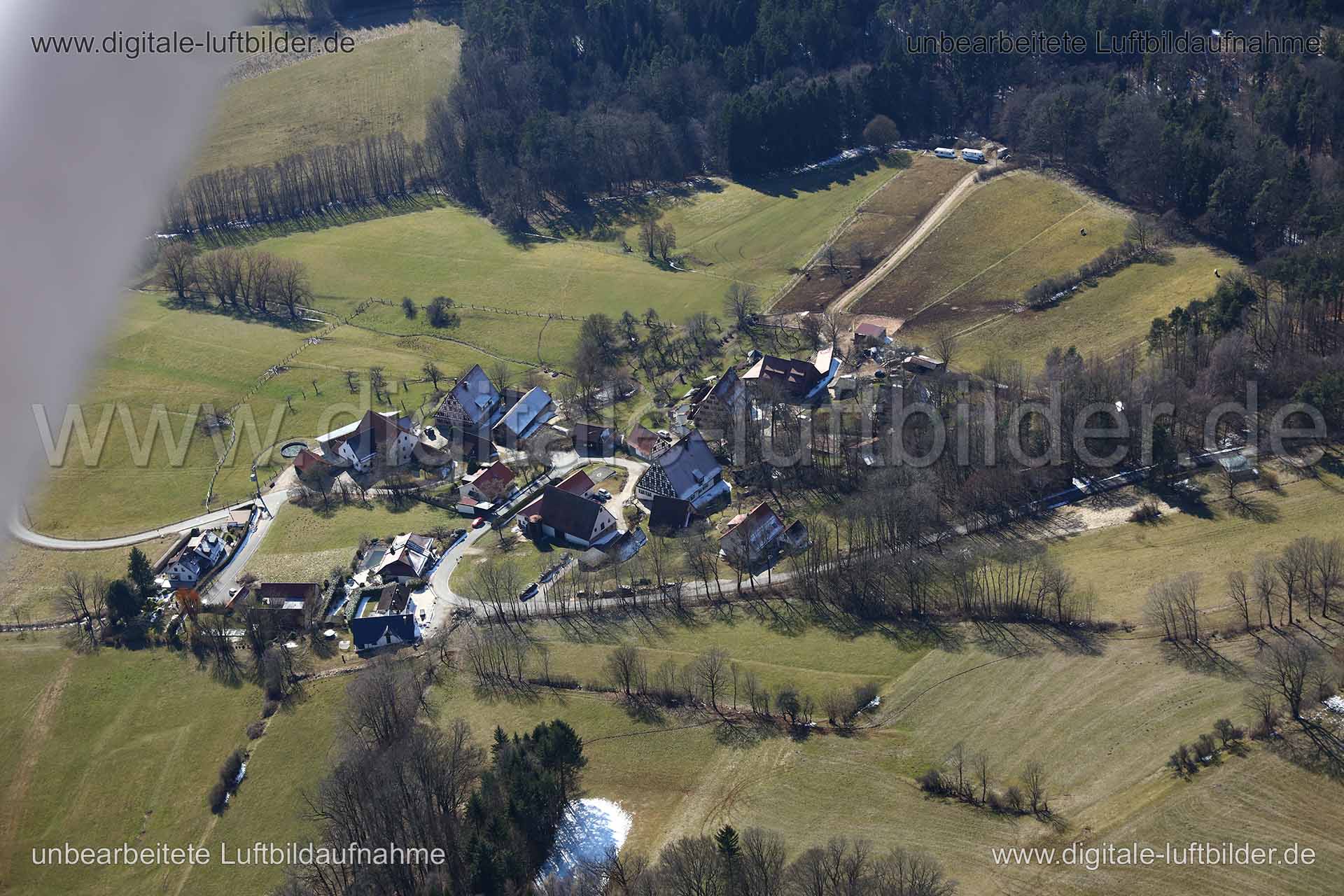 Titel: Weihersberg, Bildnummer: c253000, Ort / Stadt: Leinburg, (Land)Kreis: Landkreis Nürnberger Land, Regierungsbezirk: Mittelfranken, Bundesland: Bayern, Aufnahmedatum: 21.03.2018, Schlagwörter: Luftbild, Luftbilder, Luftbildfotografie, Luftaufnahme, Luftbildaufnahme, Luftfoto, Vogelperspektive, Vogelansicht, Deutschland, Schräg- und Senkrecht-Luftaufnahmen, Orthofotografie, Weihersberg, 91227, Monat: März, Jahreszeit: Frühling, Tageszeit: Mittag / Nachmittag, Jahr: 2018, Flug ID: 20180321, B