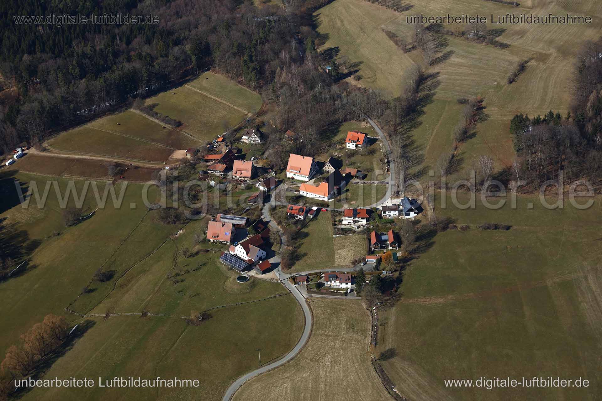 Titel: Weihersberg, Bildnummer: c253040, Ort / Stadt: Leinburg, (Land)Kreis: Landkreis Nürnberger Land, Regierungsbezirk: Mittelfranken, Bundesland: Bayern, Aufnahmedatum: 21.03.2018, Schlagwörter: Luftbild, Luftbilder, Luftbildfotografie, Luftaufnahme, Luftbildaufnahme, Luftfoto, Vogelperspektive, Vogelansicht, Deutschland, Schräg- und Senkrecht-Luftaufnahmen, Orthofotografie, Weihersberg, 91227, Monat: März, Jahreszeit: Frühling, Tageszeit: Mittag / Nachmittag, Jahr: 2018, Flug ID: 20180321, B