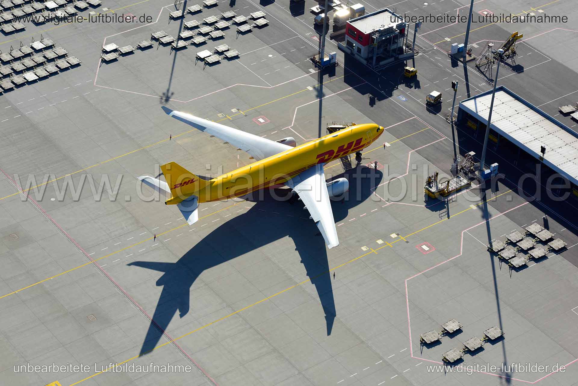Titel: Airport Leipzig-Halle, Bildnummer: n353840, Ort / Stadt: Leipzig, (Land)Kreis: kreisfreie Stadt Leipzig, Regierungsbezirk: Sachsen, Bundesland: Sachsen, Aufnahmedatum: 14.10.2019, Schlagwörter: Luftbild, Luftbilder, Luftbildfotografie, Luftaufnahme, Luftbildaufnahme, Luftfoto, Vogelperspektive, Vogelansicht, Deutschland, Schräg- und Senkrecht-Luftaufnahmen, Orthofotografie, Airport Leipzig-Halle, Flugzeug, DHL, Frachtmaschine, Frachtflieger, Flugplatz, Monat: Oktober, Jahreszeit: Herbst,