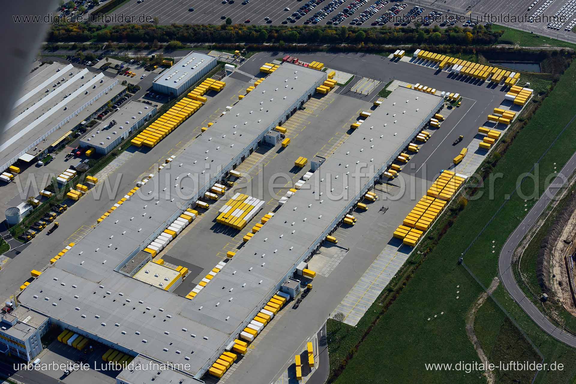 Titel: DHL, Bildnummer: n353330, Ort / Stadt: Leipzig, (Land)Kreis: kreisfreie Stadt Leipzig, Regierungsbezirk: Sachsen, Bundesland: Sachsen, Aufnahmedatum: 14.10.2019, Schlagwörter: Luftbild, Luftbilder, Luftbildfotografie, Luftaufnahme, Luftbildaufnahme, Luftfoto, Vogelperspektive, Vogelansicht, Deutschland, Schräg- und Senkrecht-Luftaufnahmen, Orthofotografie, DHL, Paketdienst, Paketzustellung, Logistik, Deutsche Post, Depot, Paketzentrum, Gewerbeflächen & Gewerbeimmobilien, Monat: Oktober, J