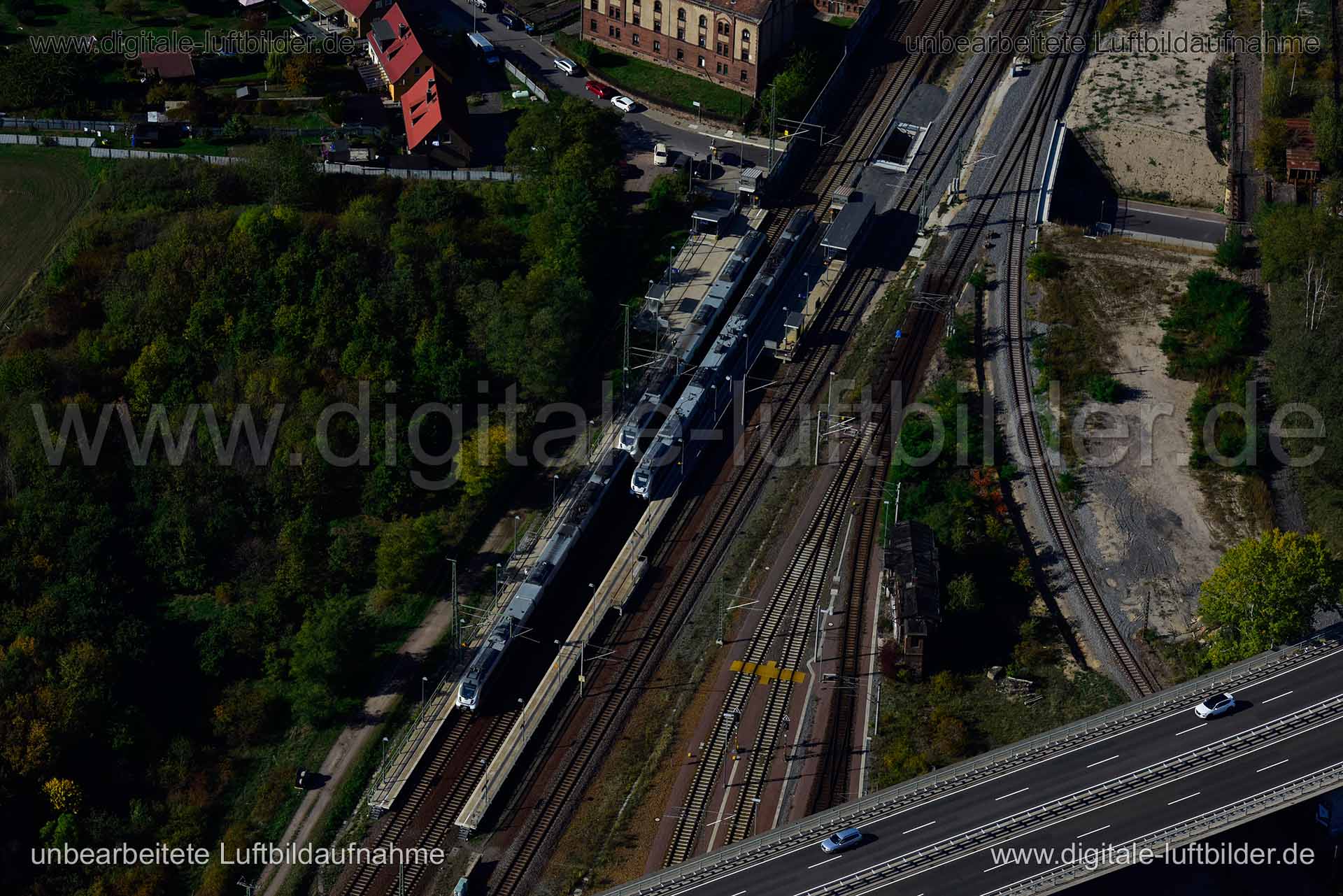 Titel: Leipzig, Bildnummer: n353460, Ort / Stadt: Leipzig, (Land)Kreis: kreisfreie Stadt Leipzig, Regierungsbezirk: Sachsen, Bundesland: Sachsen, Aufnahmedatum: 14.10.2019, Schlagwörter: Luftbild, Luftbilder, Luftbildfotografie, Luftaufnahme, Luftbildaufnahme, Luftfoto, Vogelperspektive, Vogelansicht, Deutschland, Schräg- und Senkrecht-Luftaufnahmen, Orthofotografie, Zug, Wagon, Gleis, Gleise, Schienenverkehr, Schienen, Weiche, Weichen, Bahn, Bahnverkehr, Leipzig, Monat: Oktober, Jahreszeit: Her