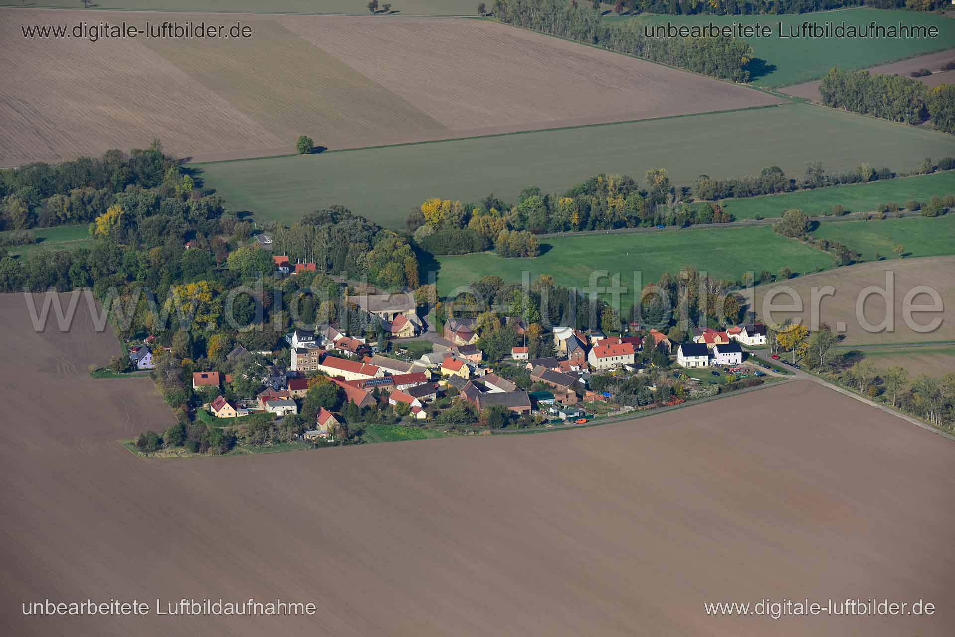Titel: Lützen-Grossgörschen, Bildnummer: n354960, Ort / Stadt: Leipzig, (Land)Kreis: kreisfreie Stadt Leipzig, Regierungsbezirk: Sachsen, Bundesland: Sachsen, Aufnahmedatum: 14.10.2019, Schlagwörter: Luftbild, Luftbilder, Luftbildfotografie, Luftaufnahme, Luftbildaufnahme, Luftfoto, Vogelperspektive, Vogelansicht, Deutschland, Schräg- und Senkrecht-Luftaufnahmen, Orthofotografie, Dorf, Lützen-Grossgörschen, Monat: Oktober, Jahreszeit: Herbst, Tageszeit: Mittag / Nachmittag, Jahr: 2019, Flug ID: