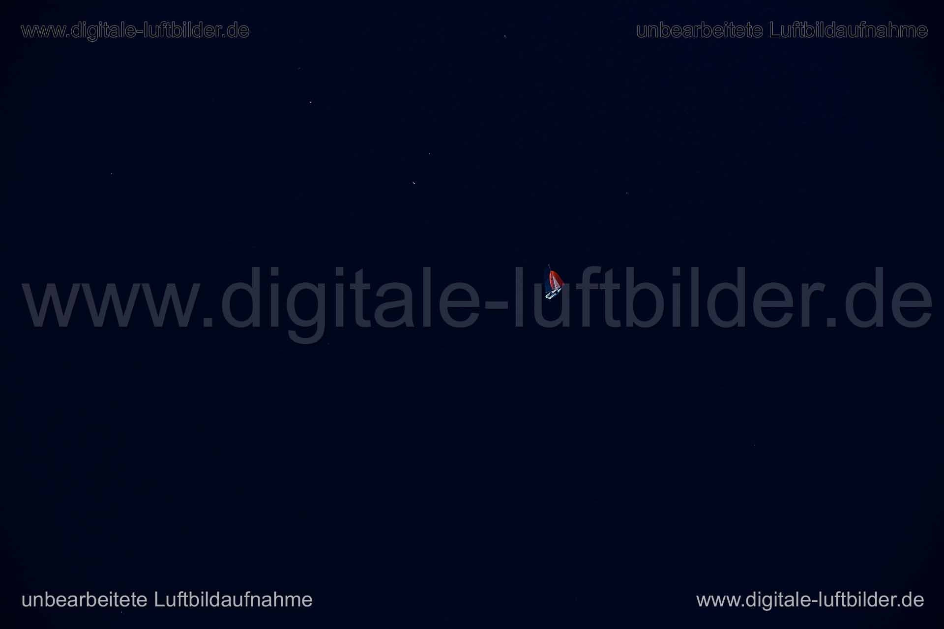 Titel: Markkleeberger See, Bildnummer: n354780, Ort / Stadt: Leipzig, (Land)Kreis: kreisfreie Stadt Leipzig, Regierungsbezirk: Sachsen, Bundesland: Sachsen, Aufnahmedatum: 14.10.2019, Schlagwörter: Luftbild, Luftbilder, Luftbildfotografie, Luftaufnahme, Luftbildaufnahme, Luftfoto, Vogelperspektive, Vogelansicht, Deutschland, Schräg- und Senkrecht-Luftaufnahmen, Orthofotografie, Markkleeberger See, Segeln, Segelboot, Gewässer, Monat: Oktober, Jahreszeit: Herbst, Tageszeit: Mittag / Nachmittag, Ja