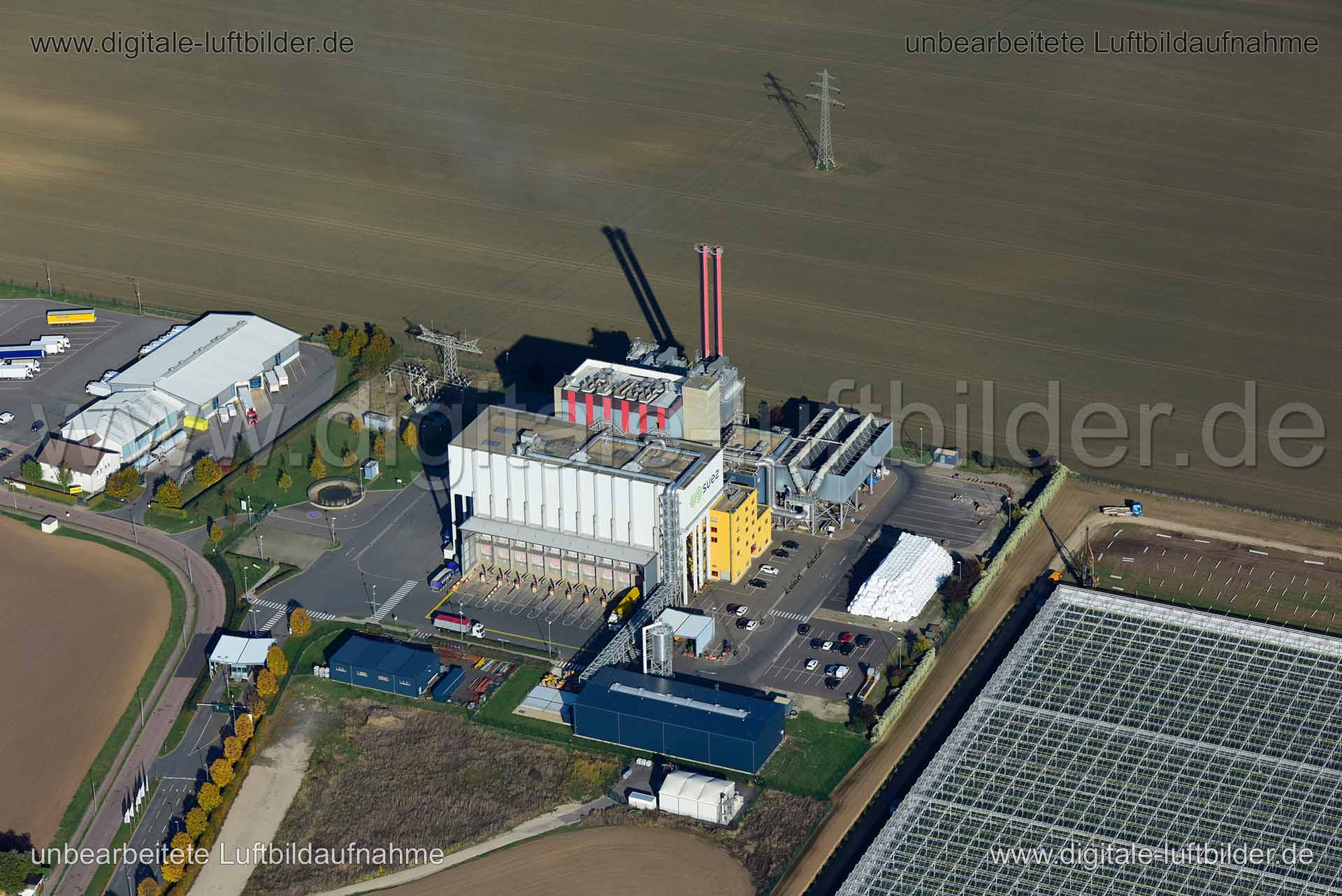 Titel: SUEZ Energie und Abfallverwertung, Bildnummer: n355090, Ort / Stadt: Leipzig, (Land)Kreis: kreisfreie Stadt Leipzig, Regierungsbezirk: Sachsen, Bundesland: Sachsen, Aufnahmedatum: 14.10.2019, Schlagwörter: Luftbild, Luftbilder, Luftbildfotografie, Luftaufnahme, Luftbildaufnahme, Luftfoto, Vogelperspektive, Vogelansicht, Deutschland, Schräg- und Senkrecht-Luftaufnahmen, Orthofotografie, SUEZ Energie und Abfallverwertung bei Leipzig-Lützen, Müllverbrennungsanlage, Kamin, Schlot, Müllverbren