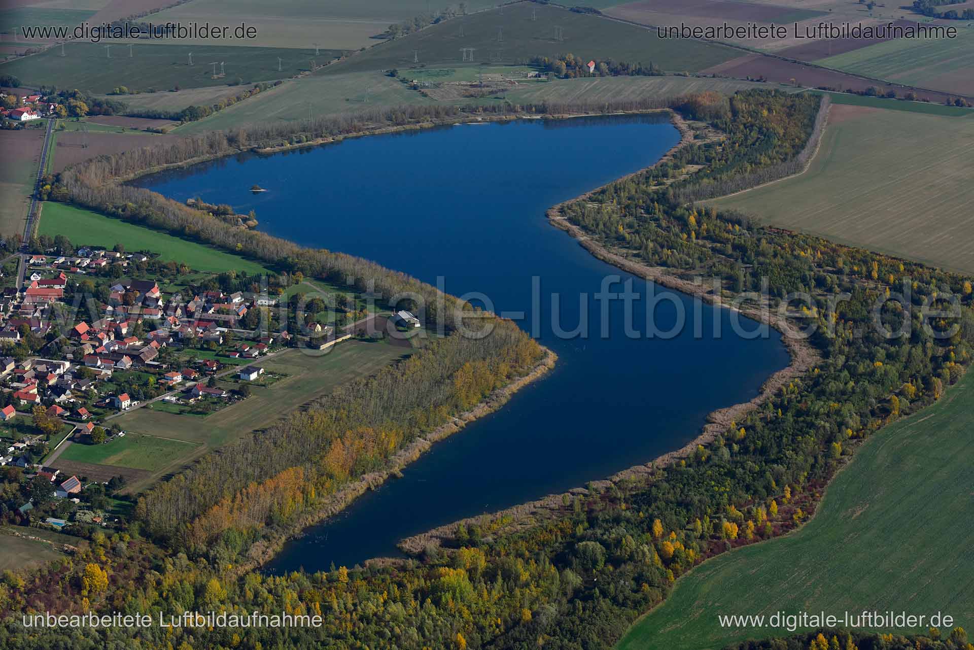 Titel: Werbener See, Bildnummer: n352410, Ort / Stadt: Leipzig, (Land)Kreis: kreisfreie Stadt Leipzig, Regierungsbezirk: Sachsen, Bundesland: Sachsen, Aufnahmedatum: 14.10.2019, Schlagwörter: Luftbild, Luftbilder, Luftbildfotografie, Luftaufnahme, Luftbildaufnahme, Luftfoto, Vogelperspektive, Vogelansicht, Deutschland, Schräg- und Senkrecht-Luftaufnahmen, Orthofotografie, Kitzen, Pegau, Werbener See, Gewässer, Monat: Oktober, Jahreszeit: Herbst, Tageszeit: Mittag / Nachmittag, Jahr: 2019, Flug I