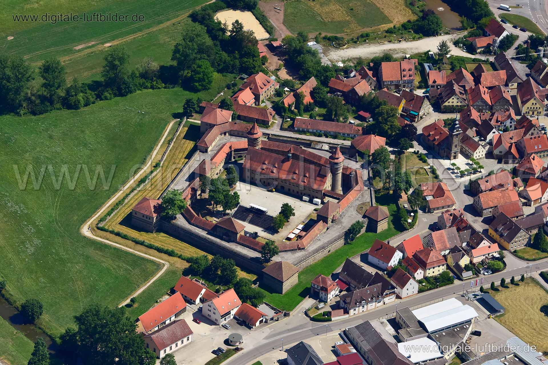 Titel: Festung Lichtenau, Bildnummer: n327050, Ort / Stadt: Lichtenau, (Land)Kreis: Landkreis Ansbach, Regierungsbezirk: Mittelfranken, Bundesland: Bayern, Aufnahmedatum: 24.07.2019, Schlagwörter: Luftbild, Luftbilder, Luftbildfotografie, Luftaufnahme, Luftbildaufnahme, Luftfoto, Vogelperspektive, Vogelansicht, Deutschland, Schräg- und Senkrecht-Luftaufnahmen, Orthofotografie, 91586, Ansbacher Straße, Badstraße, Unterrottmannsdorfer Straße, Festung Burgen & Schlösser, Festung, Burg, Festung Lich