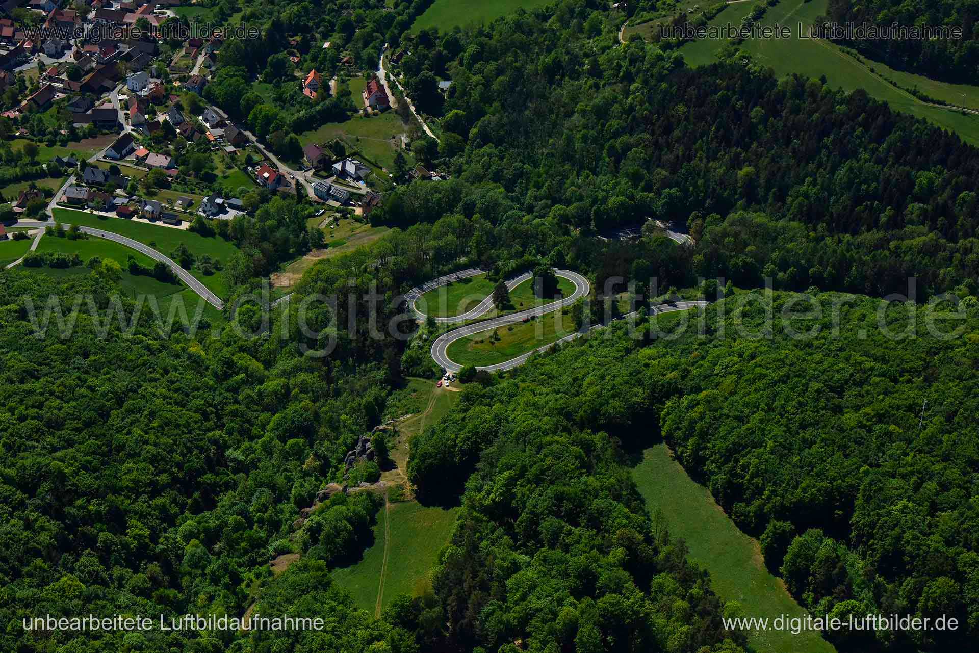 Titel: Tiefenellern, Bildnummer: n266960, Ort / Stadt: Litzendorf, (Land)Kreis: Landkreis Bamberg, Regierungsbezirk: Oberfranken, Bundesland: Bayern, Aufnahmedatum: 06.05.2018, Schlagwörter: Luftbild, Luftbilder, Luftbildfotografie, Luftaufnahme, Luftbildaufnahme, Luftfoto, Vogelperspektive, Vogelansicht, Deutschland, Schräg- und Senkrecht-Luftaufnahmen, Orthofotografie, Litzendorf, Tiefenellern, Serpentine, Straße, Monat: Mai, Jahreszeit: Sommer, Tageszeit: Mittag / Nachmittag, Jahr: 2018, Flug