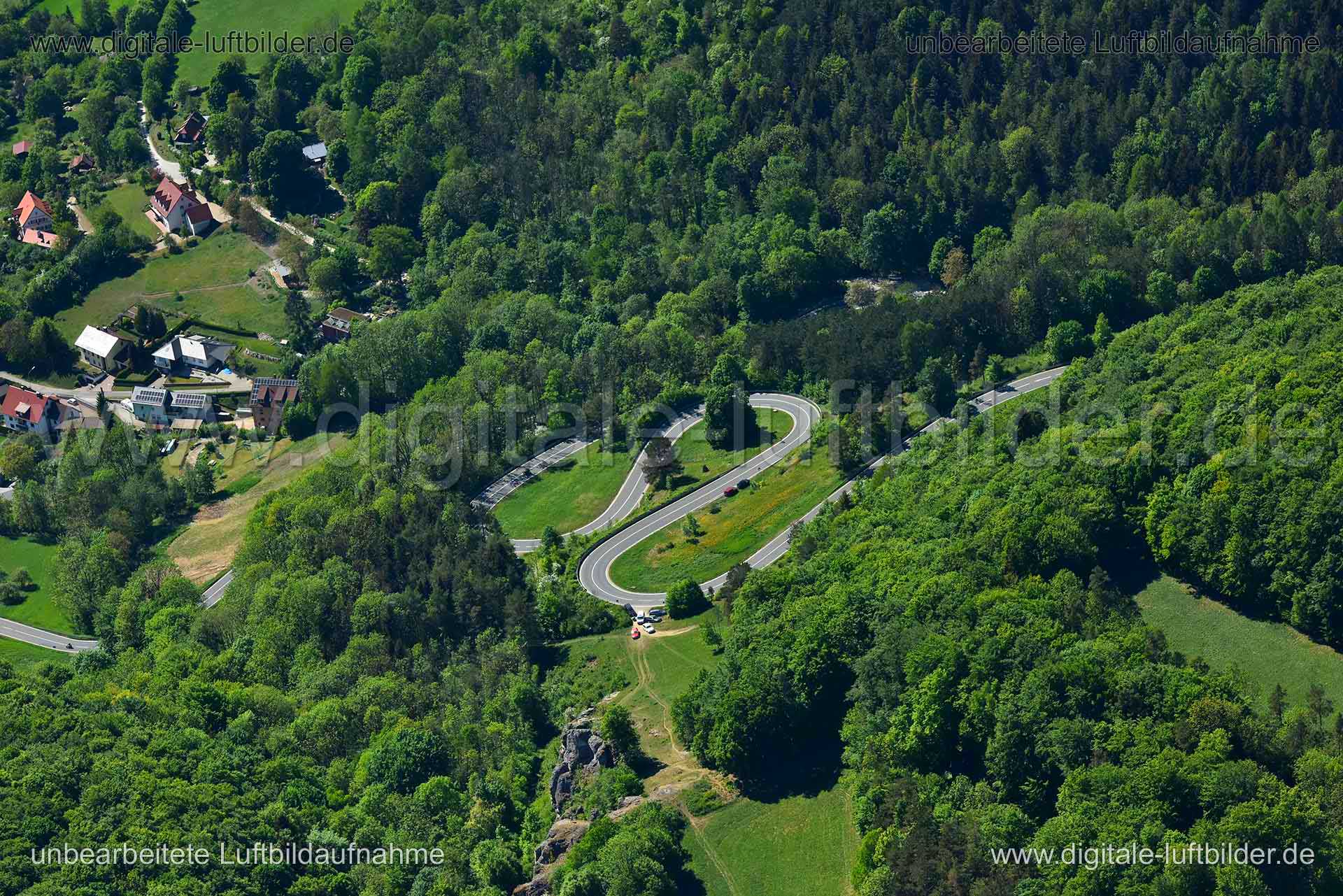 Titel: Tiefenellern, Bildnummer: n266970, Ort / Stadt: Litzendorf, (Land)Kreis: Landkreis Bamberg, Regierungsbezirk: Oberfranken, Bundesland: Bayern, Aufnahmedatum: 06.05.2018, Schlagwörter: Luftbild, Luftbilder, Luftbildfotografie, Luftaufnahme, Luftbildaufnahme, Luftfoto, Vogelperspektive, Vogelansicht, Deutschland, Schräg- und Senkrecht-Luftaufnahmen, Orthofotografie, Litzendorf, Tiefenellern, Serpentine, Straße, Monat: Mai, Jahreszeit: Sommer, Tageszeit: Mittag / Nachmittag, Jahr: 2018, Flug