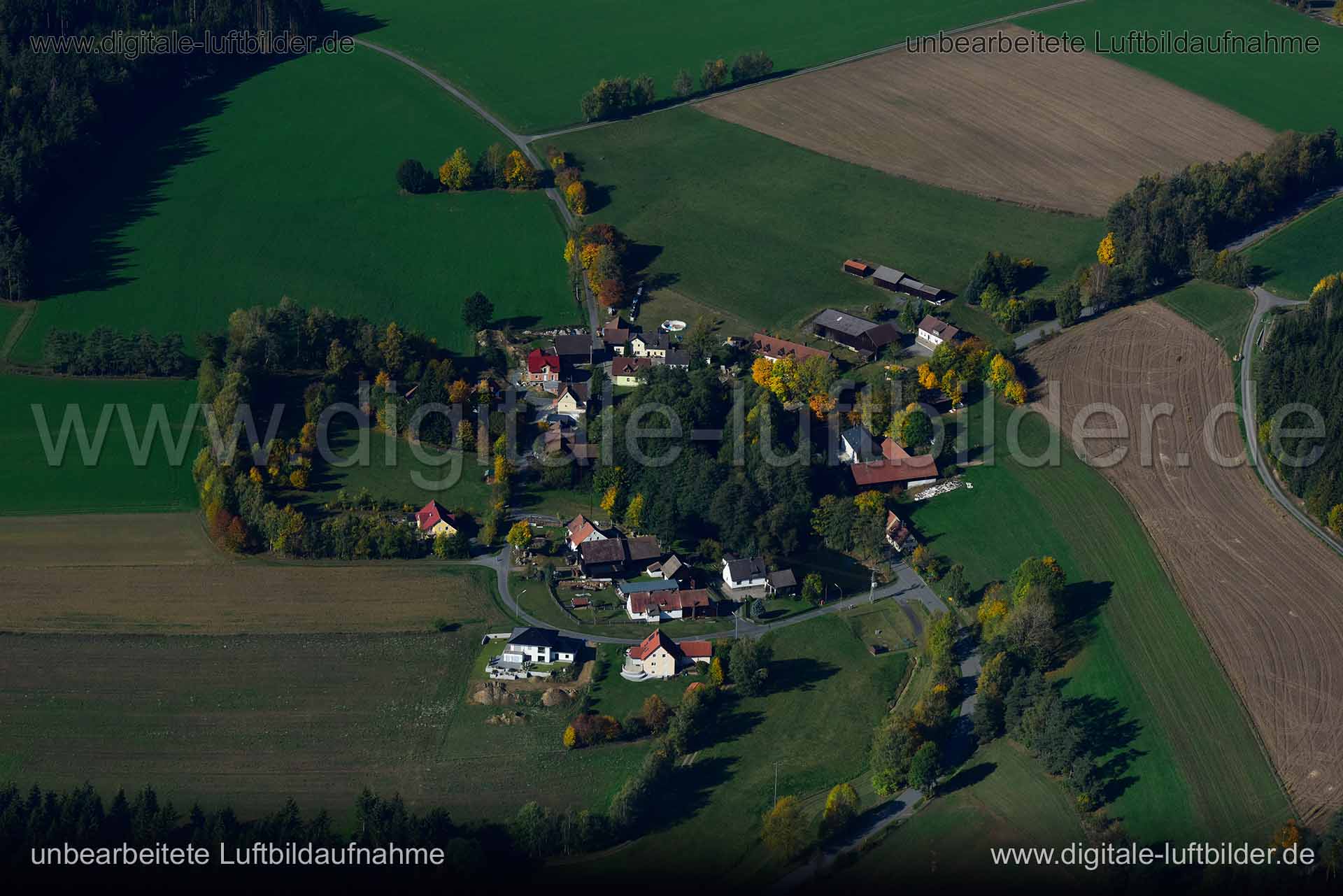 Titel: Ziegenburg, Bildnummer: n350930, Ort / Stadt: Marktschorgast, (Land)Kreis: Landkreis Kulmbach, Regierungsbezirk: Oberfranken, Bundesland: Bayern, Aufnahmedatum: 14.10.2019, Schlagwörter: Luftbild, Luftbilder, Luftbildfotografie, Luftaufnahme, Luftbildaufnahme, Luftfoto, Vogelperspektive, Vogelansicht, Deutschland, Schräg- und Senkrecht-Luftaufnahmen, Orthofotografie, Marktschorgast, Ziegenburg, Dorf, Monat: Oktober, Jahreszeit: Herbst, Tageszeit: Mittag / Nachmittag, Jahr: 2019, Flug ID: