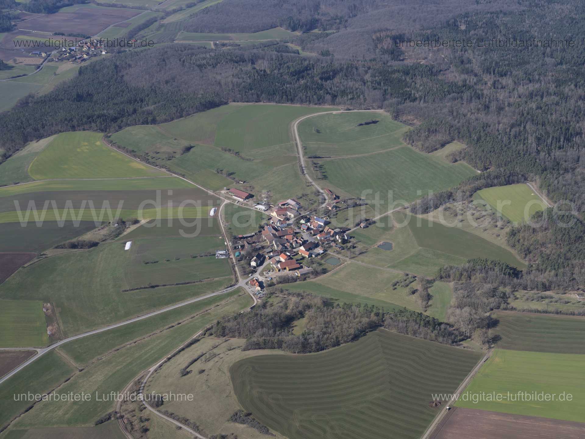 Titel: Merzbach, Bildnummer: f400190, Ort / Stadt: Merzbach, (Land)Kreis: Landkreis Neustadt an der Aisch-Bad Windsheim, Regierungsbezirk: Mittelfranken, Bundesland: Bayern, Aufnahmedatum: 06.03.2021, Schlagwörter: Luftbild, Luftbilder, Luftbildfotografie, Luftaufnahme, Luftbildaufnahme, Luftfoto, Vogelperspektive, Vogelansicht, Deutschland, Schräg- und Senkrecht-Luftaufnahmen, Orthofotografie, Merzbach, Dorf, Monat: März, Jahreszeit: Winter, Tageszeit: Mittag, Jahr: 2021, Flug ID: 20210306, Bil
