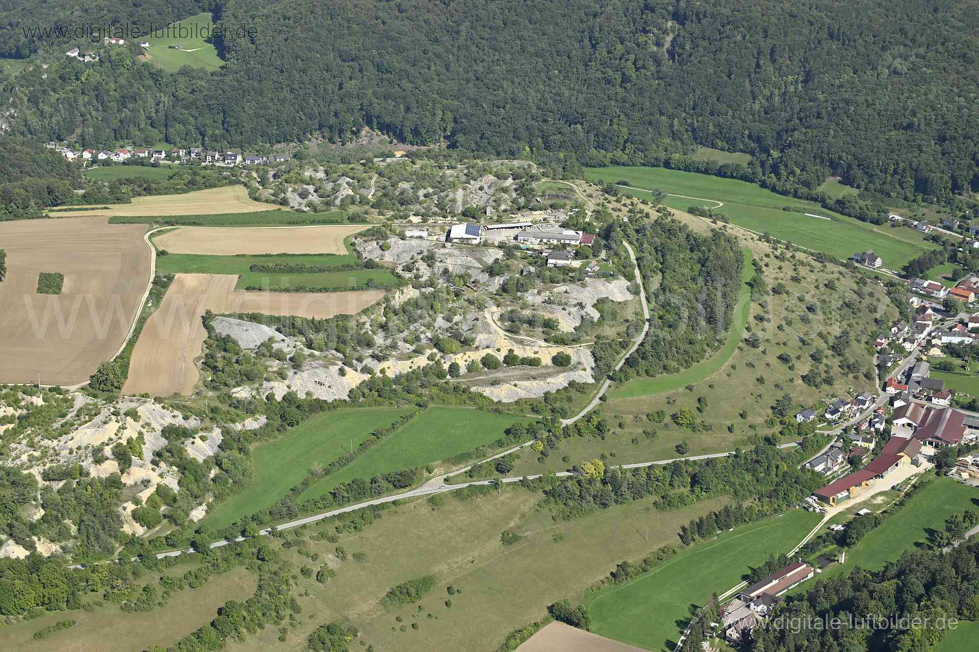 Titel: Mühlheimer Berg, Bildnummer: n514800, Ort / Stadt: Mühlheim, (Land)Kreis: Landkreis Eichstätt, Regierungsbezirk: Oberbayern, Bundesland: Bayern, Aufnahmedatum: 11.08.2023, Schlagwörter: Deutschland, , Mühlheimer Berg, Steinbruch, Baustoffe, Monat: August, Jahreszeit: Sommer, Tageszeit: Vormittag / Mittag, Jahr: 2023, Flug ID: 20230811, Bildstatus: unbearbeitetes Rohbild, Bildabmessung: 8256 x 5504 Pixel, Fotograf & Copyright: Oliver Acker