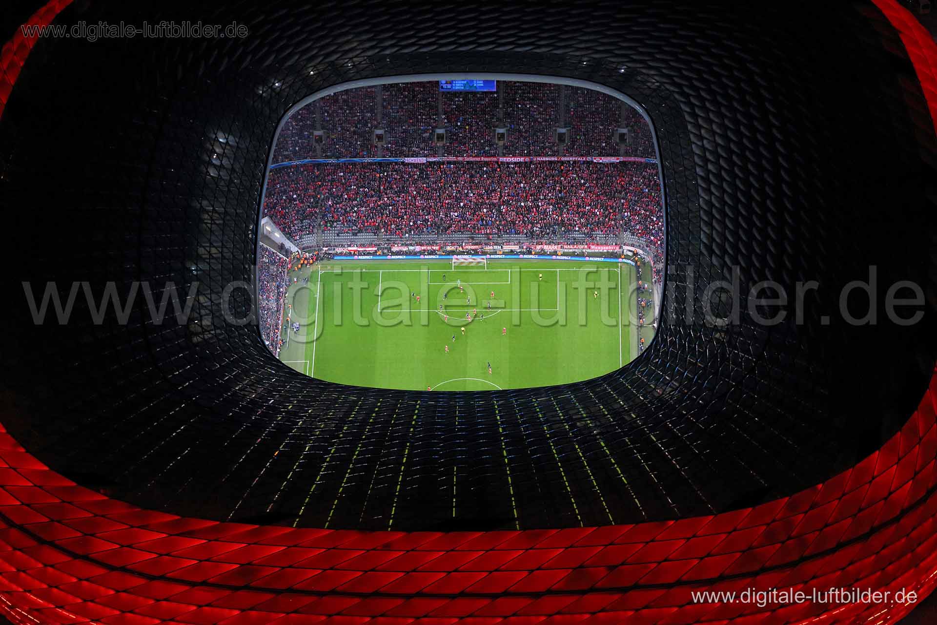 Titel: Allianz Arena, Bildnummer: c097130, Ort / Stadt: München, (Land)Kreis: kreisfreie Stadt München, Regierungsbezirk: Oberbayern, Bundesland: Bayern, Aufnahmedatum: 09.04.2014, Schlagwörter: Luftbild, Luftbilder, Luftbildfotografie, Luftaufnahme, Luftbildaufnahme, Luftfoto, Vogelperspektive, Vogelansicht, Deutschland, Schräg- und Senkrecht-Luftaufnahmen, Orthofotografie, Allianz Arena, Championsleague, 1. FC Bayern München, Manchester United, Viertelfinale, 2014, Nachtflug, Nachtaufnahme, Fa