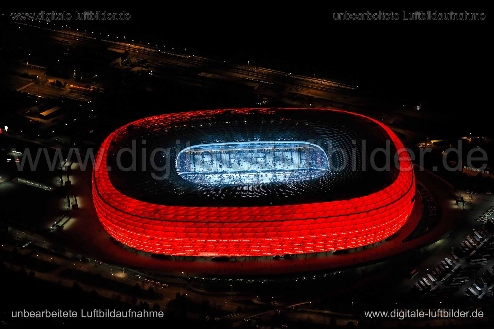 Titel: Allianz Arena, Bildnummer: c097260, Ort / Stadt: München, (Land)Kreis: kreisfreie Stadt München, Regierungsbezirk: Oberbayern, Bundesland: Bayern, Aufnahmedatum: 09.04.2014, Schlagwörter: Luftbild, Luftbilder, Luftbildfotografie, Luftaufnahme, Luftbildaufnahme, Luftfoto, Vogelperspektive, Vogelansicht, Deutschland, Schräg- und Senkrecht-Luftaufnahmen, Orthofotografie, Allianz Arena, Championsleague, 1. FC Bayern München, Manchester United, Viertelfinale, 2014, Nachtflug, Nachtaufnahme, Fa