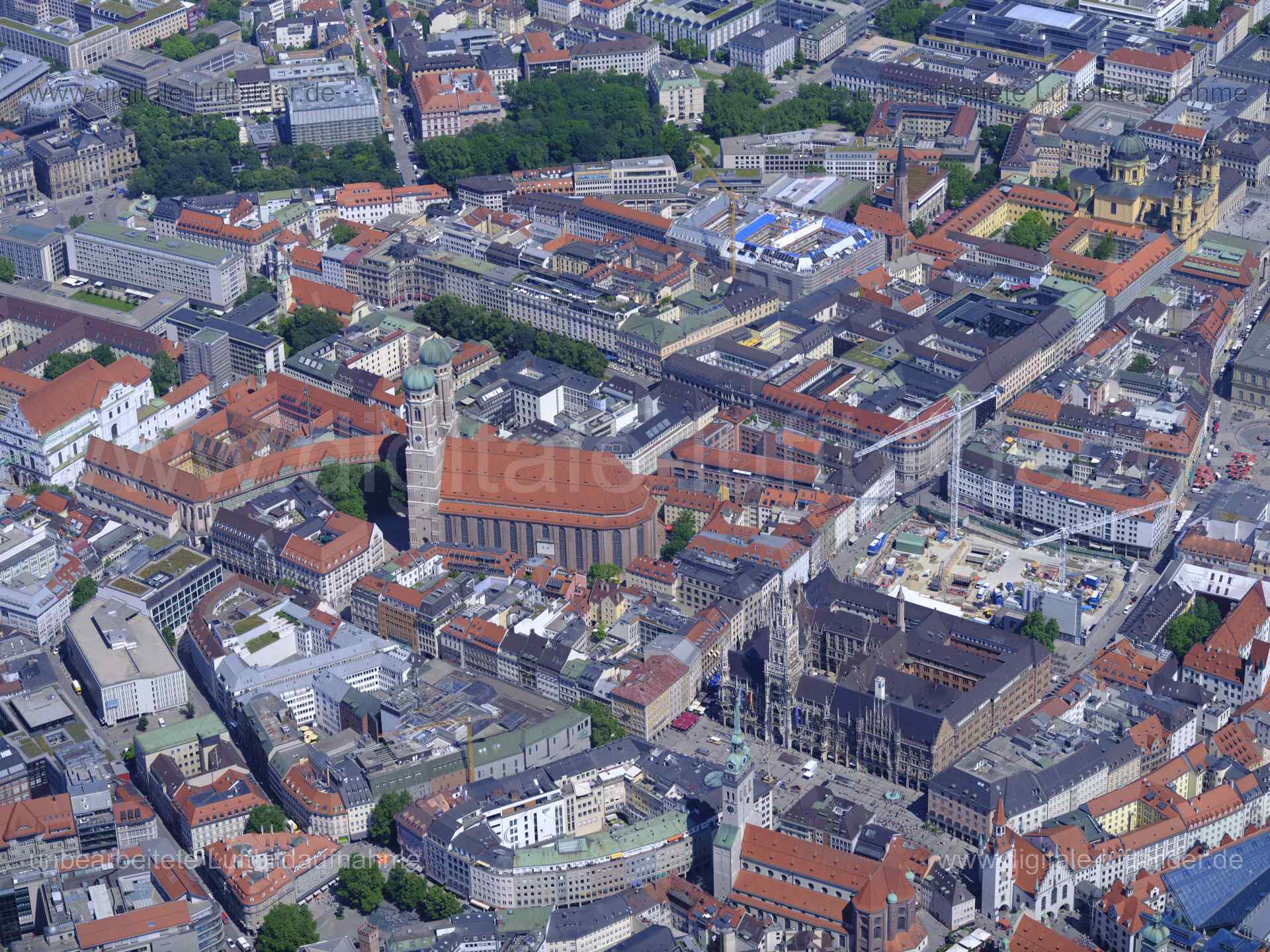 Titel: Altstadt München, Bildnummer: f482710, Ort / Stadt: München, (Land)Kreis: kreisfreie Stadt München, Regierungsbezirk: Oberbayern, Bundesland: Bayern, Aufnahmedatum: 14.06.2022, Schlagwörter: Luftbild, Luftbilder, Luftbildfotografie, Luftaufnahme, Luftbildaufnahme, Luftfoto, Luftbildarchiv, Luftbildsuche, Vogelperspektive, Vogelansicht, Deutschland, , 80331, Marienplatz, Altes Rathaus, Contipark, Marstallplatz, Kunsthalle München, Frauenkirche, Kirche, Altstadt, Monat: Juni, Jahreszeit: So