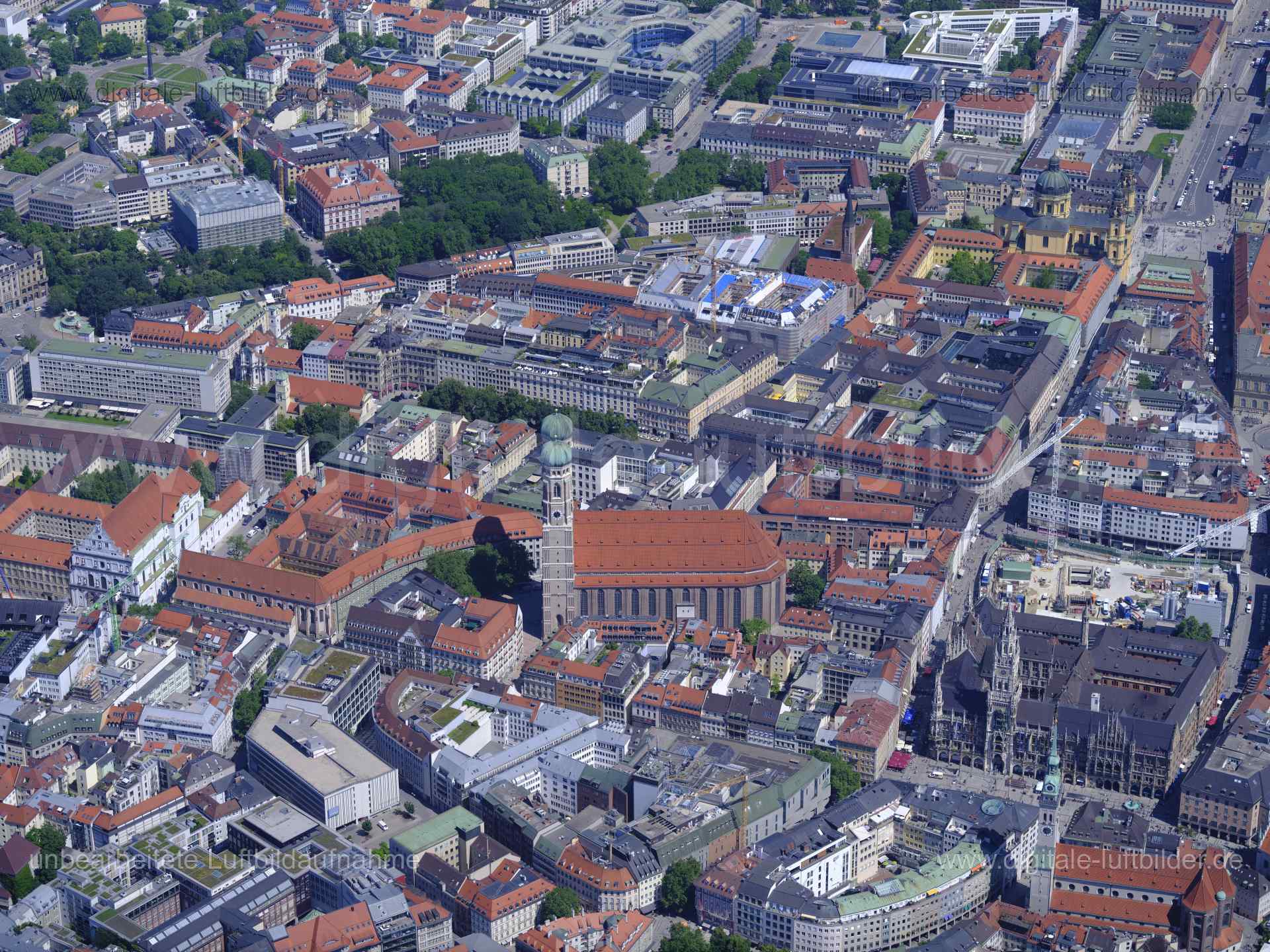 Titel: Altstadt München, Bildnummer: f482730, Ort / Stadt: München, (Land)Kreis: kreisfreie Stadt München, Regierungsbezirk: Oberbayern, Bundesland: Bayern, Aufnahmedatum: 14.06.2022, Schlagwörter: Luftbild, Luftbilder, Luftbildfotografie, Luftaufnahme, Luftbildaufnahme, Luftfoto, Luftbildarchiv, Luftbildsuche, Vogelperspektive, Vogelansicht, Deutschland, , 80331, Marienplatz, Altes Rathaus, Contipark, Marstallplatz, Kunsthalle München, Frauenkirche, Kirche, Altstadt, Monat: Juni, Jahreszeit: So