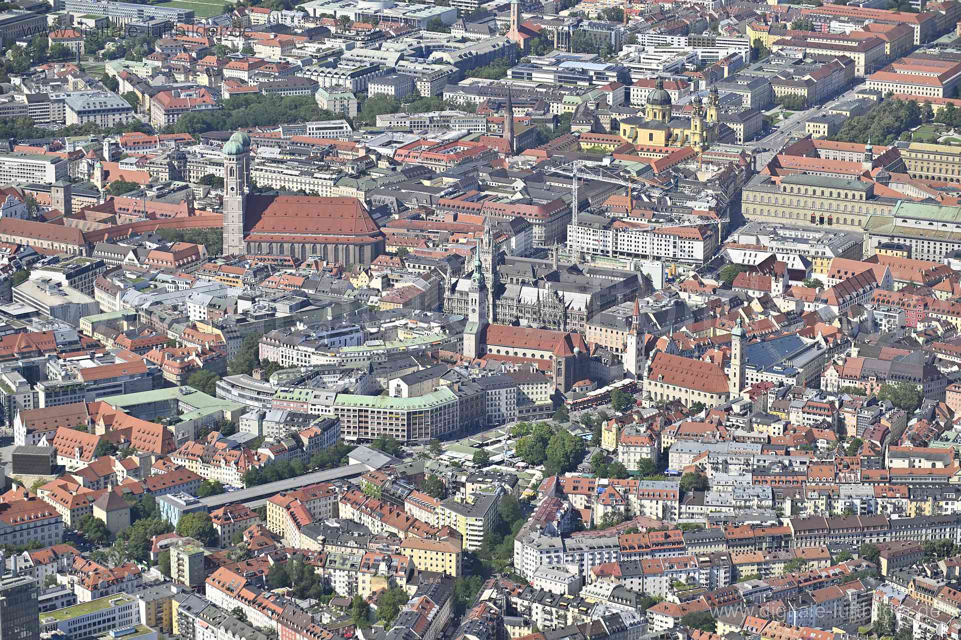 Titel: Altstadt München, Bildnummer: n513980, Ort / Stadt: München, (Land)Kreis: kreisfreie Stadt München, Regierungsbezirk: Oberbayern, Bundesland: Bayern, Aufnahmedatum: 11.08.2023, Schlagwörter: Deutschland, , Altstadt, Frauenkirche, Marienplatz, Rathhaus, St. Peter Kirche, Monat: August, Jahreszeit: Sommer, Tageszeit: Vormittag / Mittag, Jahr: 2023, Flug ID: 20230811, Bildstatus: unbearbeitetes Rohbild, Bildabmessung: 8256 x 5504 Pixel, Fotograf & Copyright: Oliver Acker