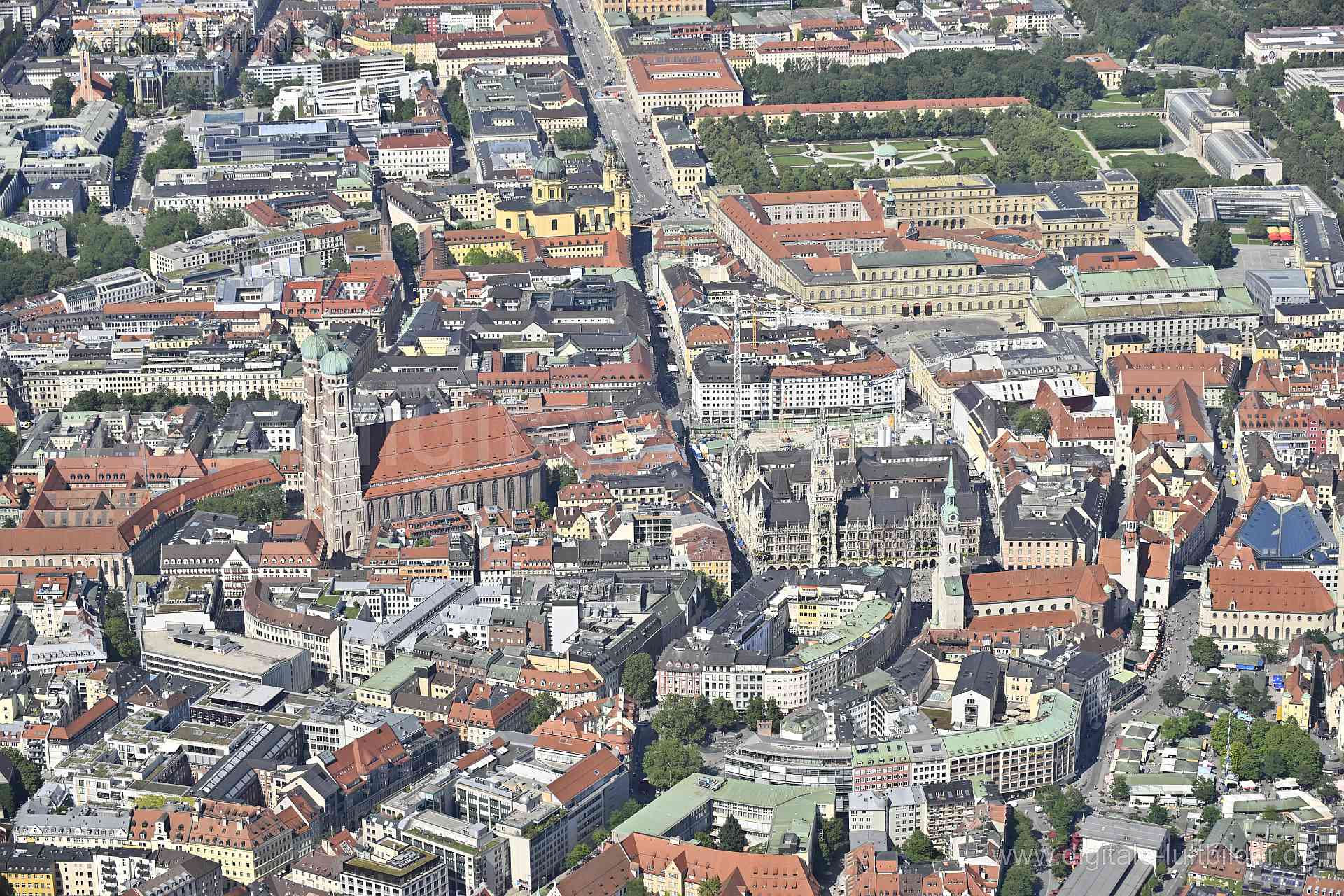 Titel: Altstadt München, Bildnummer: n514250, Ort / Stadt: München, (Land)Kreis: kreisfreie Stadt München, Regierungsbezirk: Oberbayern, Bundesland: Bayern, Aufnahmedatum: 11.08.2023, Schlagwörter: Deutschland, , Altstadt, Frauenkirche, Marienplatz, Rathhaus, St. Peter Kirche, Monat: August, Jahreszeit: Sommer, Tageszeit: Vormittag / Mittag, Jahr: 2023, Flug ID: 20230811, Bildstatus: unbearbeitetes Rohbild, Bildabmessung: 8256 x 5504 Pixel, Fotograf & Copyright: Oliver Acker