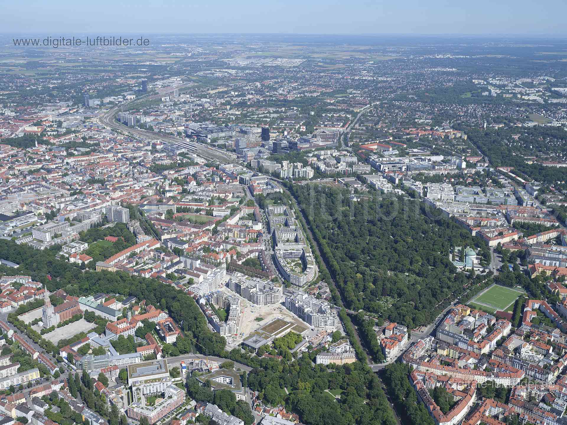 Titel: Au, München, Bildnummer: f513190, Ort / Stadt: München, (Land)Kreis: kreisfreie Stadt München, Regierungsbezirk: Oberbayern, Bundesland: Bayern, Aufnahmedatum: 11.08.2023, Schlagwörter: Deutschland, , Au, Panorama, Himmel, Horizont, Ostfriedhof, Monat: August, Jahreszeit: Sommer, Tageszeit: Vormittag / Mittag, Jahr: 2023, Flug ID: 20230811, Bildstatus: unbearbeitetes Rohbild, Bildabmessung: 11648 x 8736 Pixel, Fotograf & Copyright: Oliver Acker