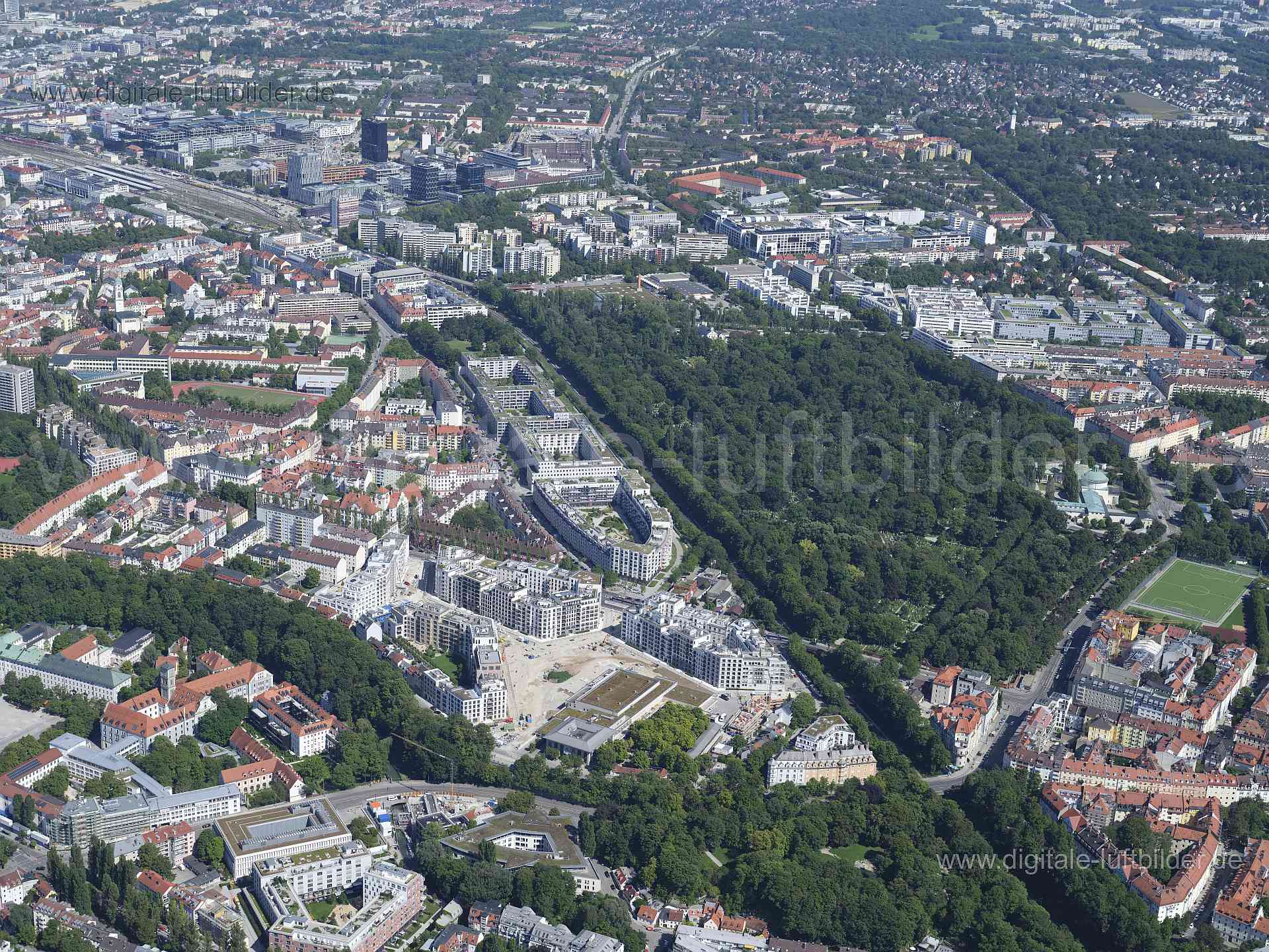 Titel: Au, München, Bildnummer: f513200, Ort / Stadt: München, (Land)Kreis: kreisfreie Stadt München, Regierungsbezirk: Oberbayern, Bundesland: Bayern, Aufnahmedatum: 11.08.2023, Schlagwörter: Deutschland, , Au, Panorama, Himmel, Horizont, Ostfriedhof, Monat: August, Jahreszeit: Sommer, Tageszeit: Vormittag / Mittag, Jahr: 2023, Flug ID: 20230811, Bildstatus: unbearbeitetes Rohbild, Bildabmessung: 11648 x 8736 Pixel, Fotograf & Copyright: Oliver Acker