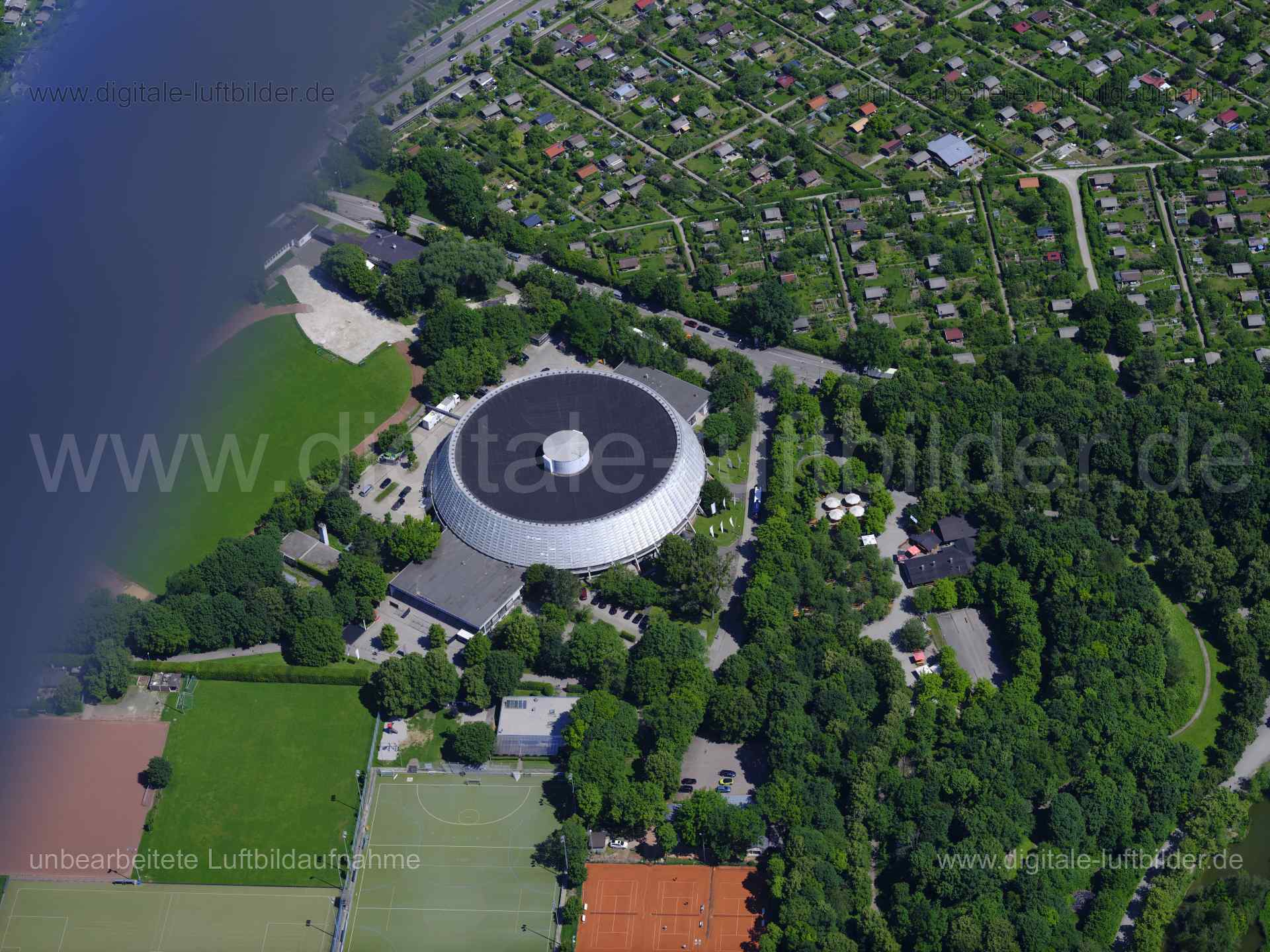 Titel: Audi Dome München, Bildnummer: f482340, Ort / Stadt: München, (Land)Kreis: kreisfreie Stadt München, Regierungsbezirk: Oberbayern, Bundesland: Bayern, Aufnahmedatum: 14.06.2022, Schlagwörter: Luftbild, Luftbilder, Luftbildfotografie, Luftaufnahme, Luftbildaufnahme, Luftfoto, Luftbildarchiv, Luftbildsuche, Vogelperspektive, Vogelansicht, Deutschland, , Audi Dome, Audi, Stadion, BSC Sendling 1918 e.V., Grasweg, Siegenburger Straße, Kleingartenanlage, Schrebergarten, Architektur, Monat: Juni