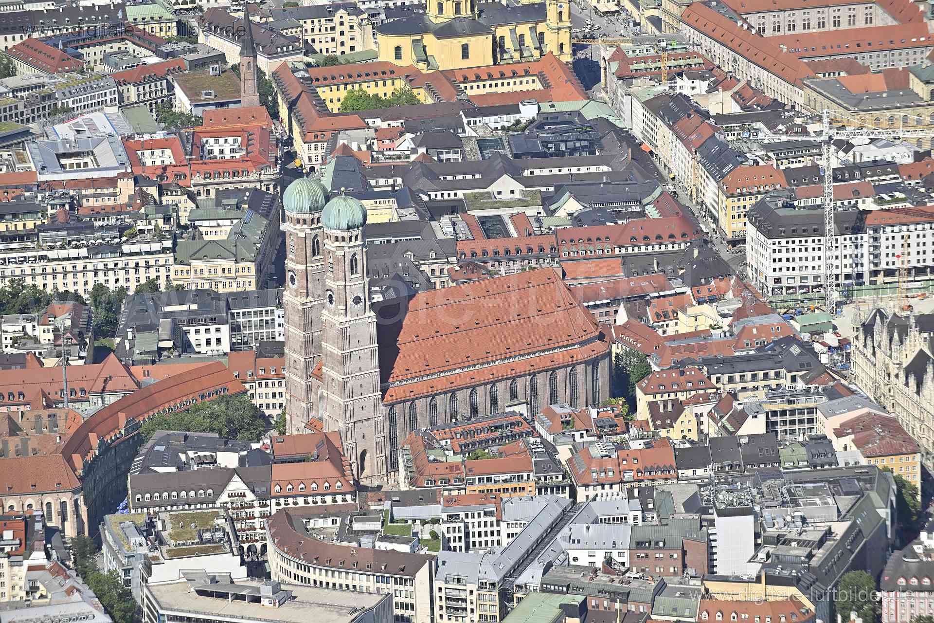 Titel: Frauenkirche, Bildnummer: n514260, Ort / Stadt: München, (Land)Kreis: kreisfreie Stadt München, Regierungsbezirk: Oberbayern, Bundesland: Bayern, Aufnahmedatum: 11.08.2023, Schlagwörter: Deutschland, , Frauenkirche, Kirche, Frauenplatz, Weinstraße, Kaufinger Straße, Gotteshaus, Kirchturm, Kirchturmspitze, Monat: August, Jahreszeit: Sommer, Tageszeit: Vormittag / Mittag, Jahr: 2023, Flug ID: 20230811, Bildstatus: unbearbeitetes Rohbild, Bildabmessung: 8256 x 5504 Pixel, Fotograf & Copyrigh
