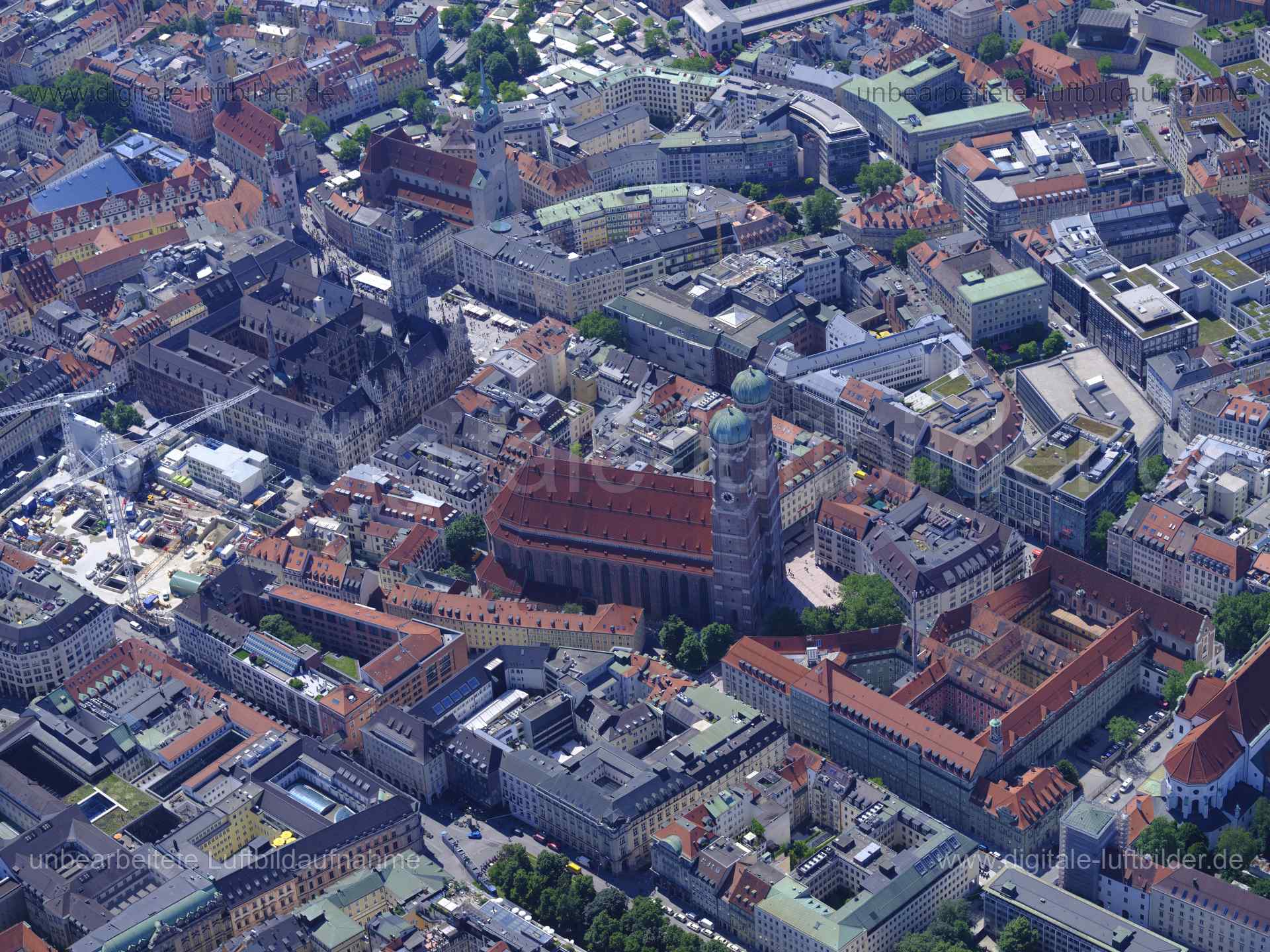 Titel: Frauenkirche München, Bildnummer: f482430, Ort / Stadt: München, (Land)Kreis: kreisfreie Stadt München, Regierungsbezirk: Oberbayern, Bundesland: Bayern, Aufnahmedatum: 14.06.2022, Schlagwörter: Luftbild, Luftbilder, Luftbildfotografie, Luftaufnahme, Luftbildaufnahme, Luftfoto, Luftbildarchiv, Luftbildsuche, Vogelperspektive, Vogelansicht, Deutschland, , Frauenkirche, Kirche, Marienplatz, Kaufingerstraße, Weinstraße, Schäfflerstraße, Altstadt, Monat: Juni, Jahreszeit: Sommer, Tageszeit: V