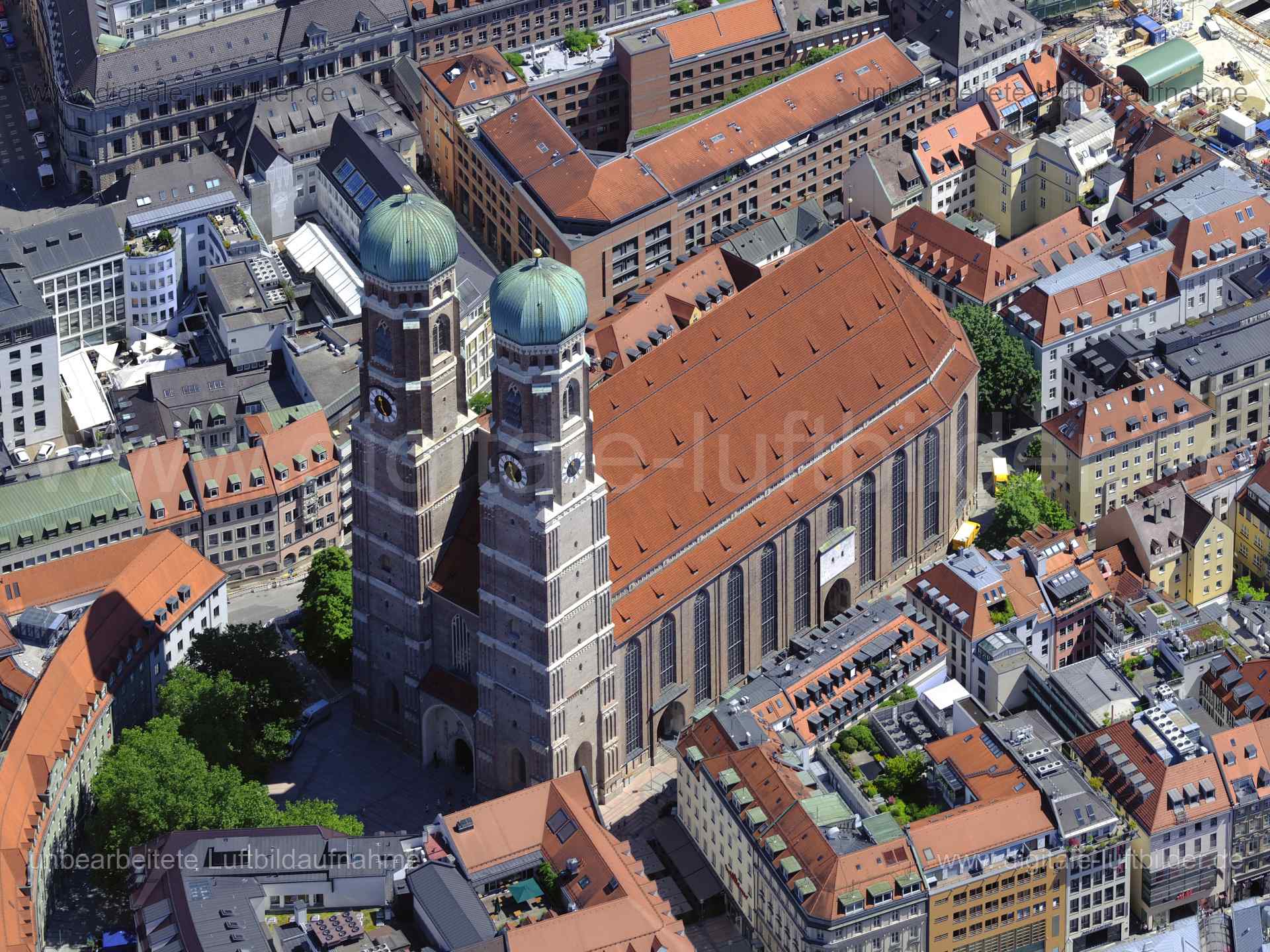 Titel: Frauenkirche München, Bildnummer: f482611, Ort / Stadt: München, (Land)Kreis: kreisfreie Stadt München, Regierungsbezirk: Oberbayern, Bundesland: Bayern, Aufnahmedatum: 14.06.2022, Schlagwörter: Luftbild, Luftbilder, Luftbildfotografie, Luftaufnahme, Luftbildaufnahme, Luftfoto, Luftbildarchiv, Luftbildsuche, Vogelperspektive, Vogelansicht, Deutschland, , Frauenkirche, Kirche, Marienplatz, Kaufingerstraße, Weinstraße, Schäfflerstraße, Altstadt, Frauenplatz, Monat: Juni, Jahreszeit: Sommer,