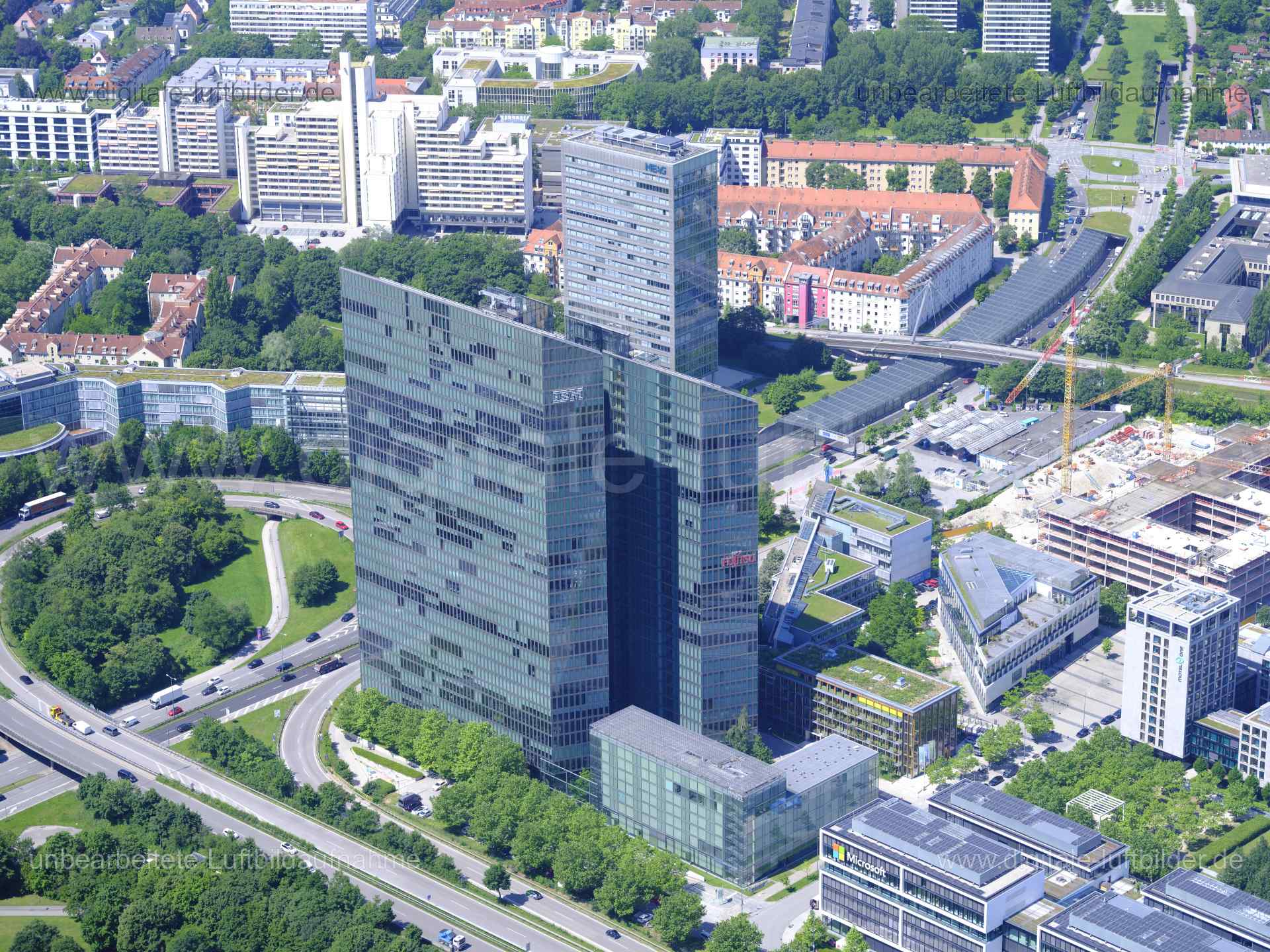 Titel: Highlight Towers (IBM), Bildnummer: f482810, Ort / Stadt: München, (Land)Kreis: kreisfreie Stadt München, Regierungsbezirk: Oberbayern, Bundesland: Bayern, Aufnahmedatum: 14.06.2022, Schlagwörter: Luftbild, Luftbilder, Luftbildfotografie, Luftaufnahme, Luftbildaufnahme, Luftfoto, Luftbildarchiv, Luftbildsuche, Vogelperspektive, Vogelansicht, Deutschland, , 80807, Highlight Tower, Hochhaus, Architektur, Glasfassade, Schwabing, IBM, Microsoft, Fujitsu, Mies-van-der-Rohe-Straße, Walter-Gropi