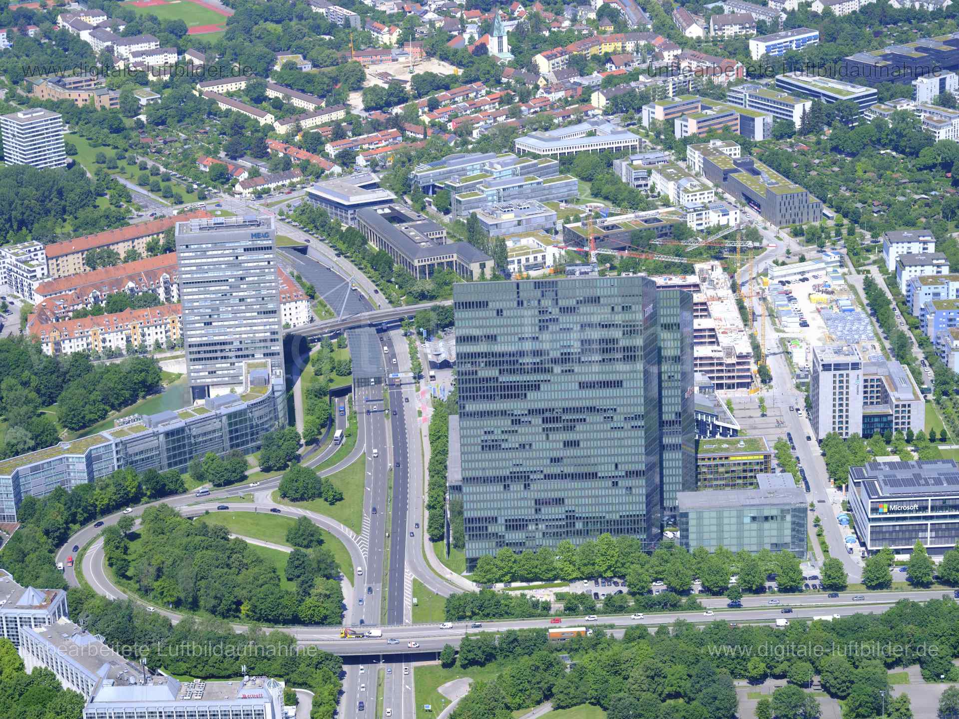 Titel: Highlight Towers (IBM), Bildnummer: f482820, Ort / Stadt: München, (Land)Kreis: kreisfreie Stadt München, Regierungsbezirk: Oberbayern, Bundesland: Bayern, Aufnahmedatum: 14.06.2022, Schlagwörter: Luftbild, Luftbilder, Luftbildfotografie, Luftaufnahme, Luftbildaufnahme, Luftfoto, Luftbildarchiv, Luftbildsuche, Vogelperspektive, Vogelansicht, Deutschland, , 80807, Highlight Tower, Hochhaus, Architektur, Glasfassade, Schwabing, IBM, Microsoft, Fujitsu, Mies-van-der-Rohe-Straße, Walter-Gropi