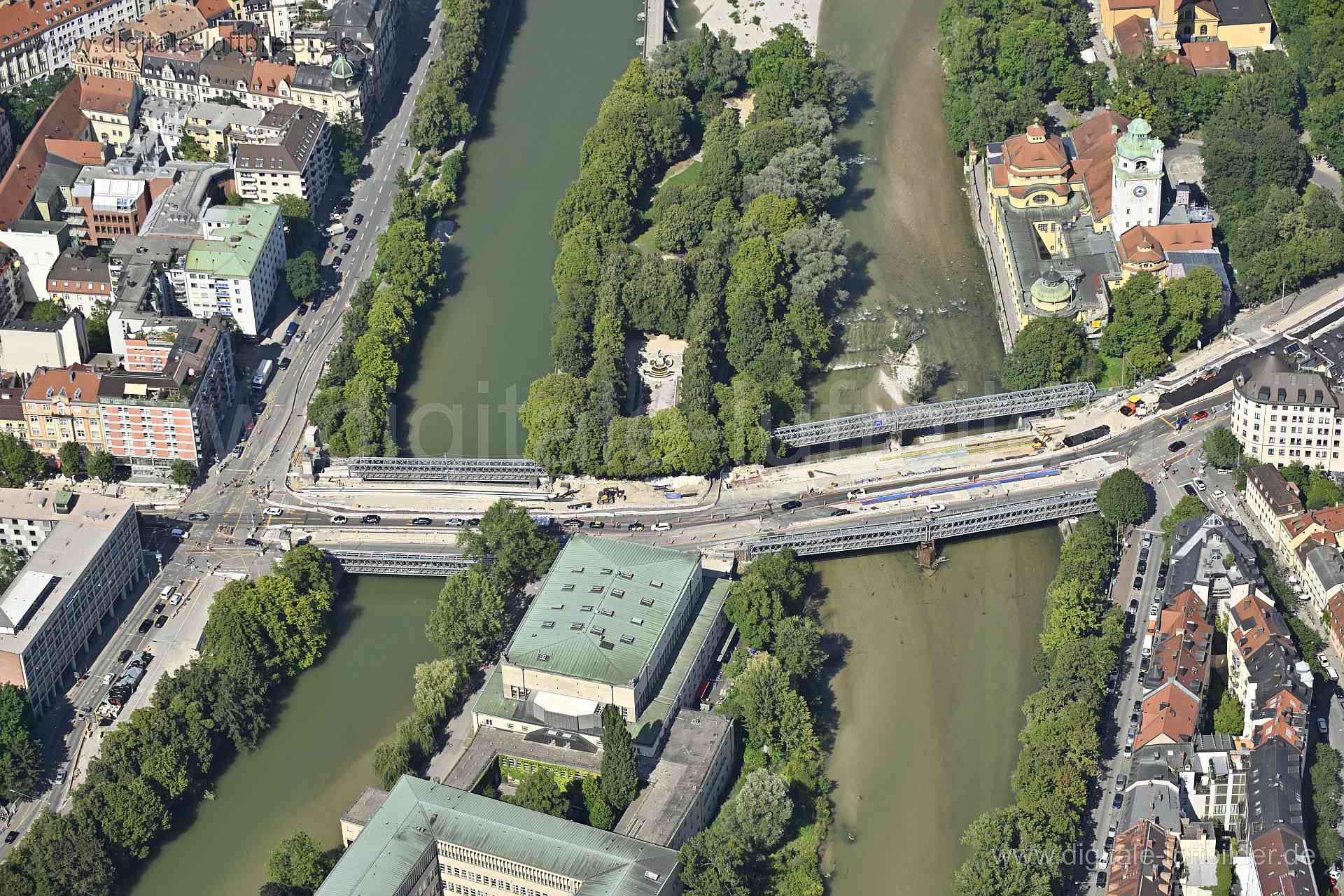 Titel: Innerer Ludwigsbrücke, Bildnummer: n514210, Ort / Stadt: München, (Land)Kreis: kreisfreie Stadt München, Regierungsbezirk: Oberbayern, Bundesland: Bayern, Aufnahmedatum: 11.08.2023, Schlagwörter: Deutschland, , Innerer Ludwigsbrücke, Museumsinsel, Kleine Isar, Isar, Brücke, Brücken, Monat: August, Jahreszeit: Sommer, Tageszeit: Vormittag / Mittag, Jahr: 2023, Flug ID: 20230811, Bildstatus: unbearbeitetes Rohbild, Bildabmessung: 8256 x 5504 Pixel, Fotograf & Copyright: Oliver Acker