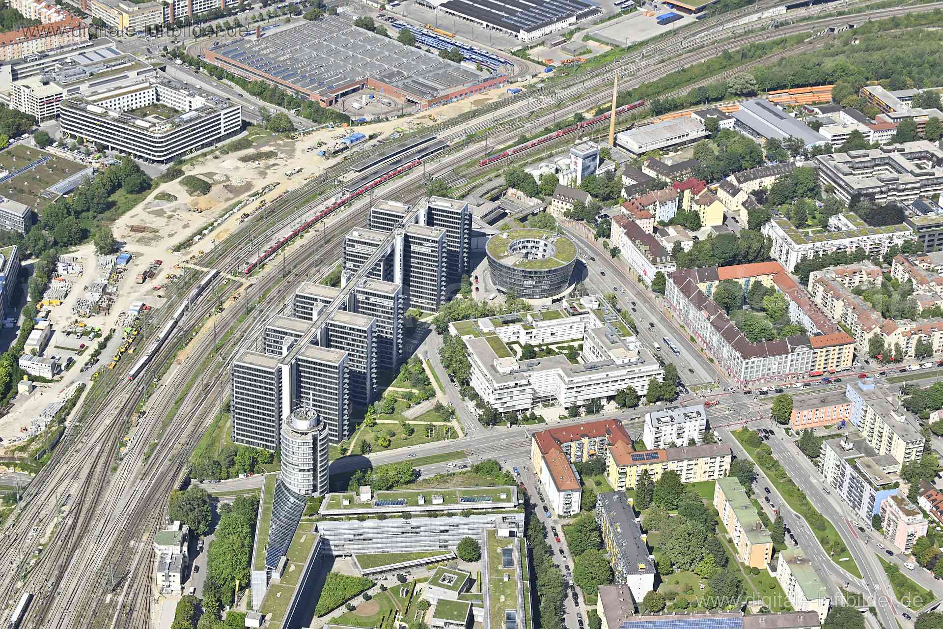 Titel: Leuchtenbergring, München Ost, Bildnummer: n514170, Ort / Stadt: München, (Land)Kreis: kreisfreie Stadt München, Regierungsbezirk: Oberbayern, Bundesland: Bayern, Aufnahmedatum: 11.08.2023, Schlagwörter: Deutschland, , Leuchtenbergring, München Ost, Architektur, Glasfassade, Hochhaus, Hochhäuser, Monat: August, Jahreszeit: Sommer, Tageszeit: Vormittag / Mittag, Jahr: 2023, Flug ID: 20230811, Bildstatus: unbearbeitetes Rohbild, Bildabmessung: 8256 x 5504 Pixel, Fotograf & Copyright: Oliver