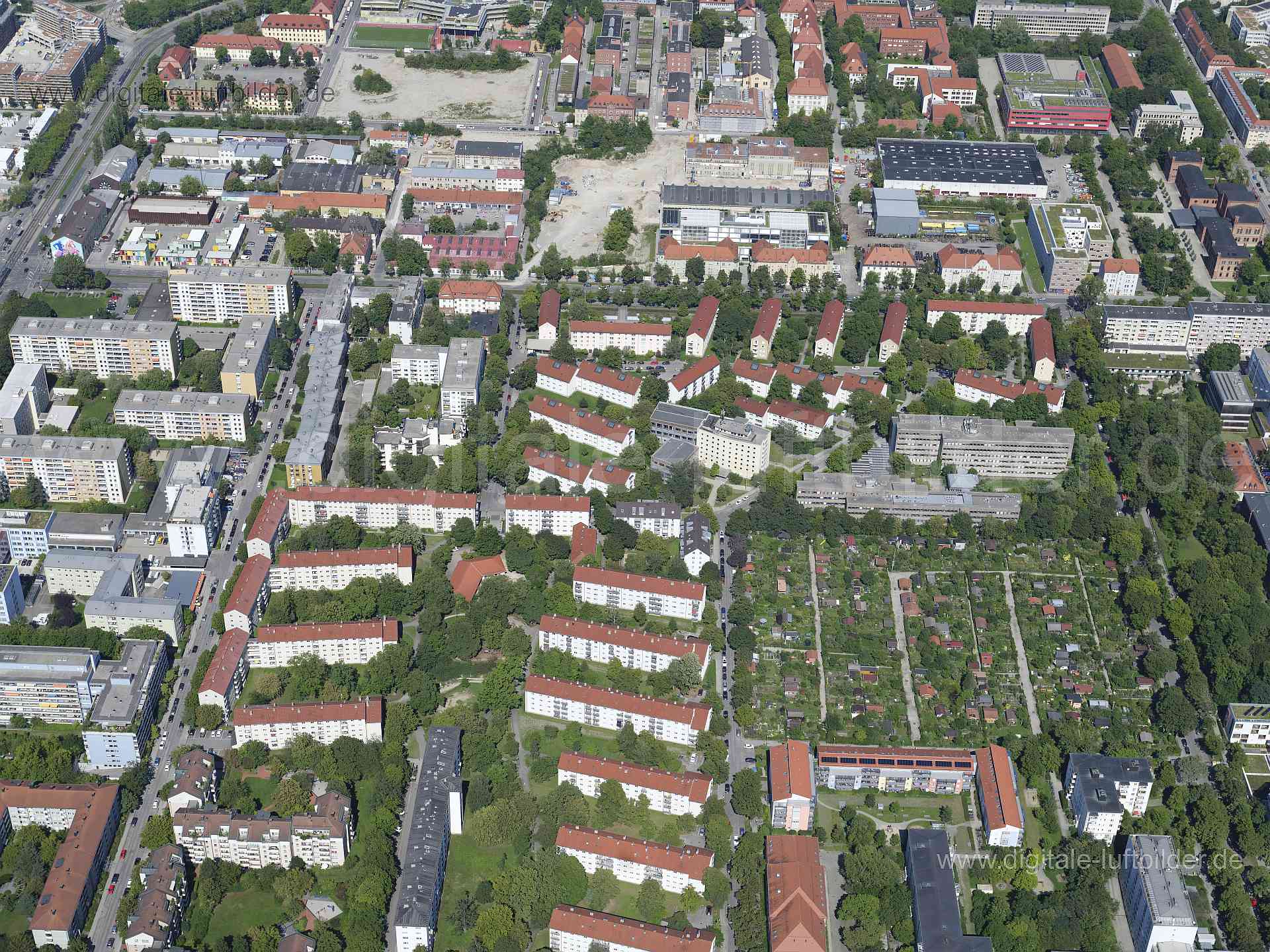 Titel: Maxvorstadt, Bildnummer: f513300, Ort / Stadt: München, (Land)Kreis: kreisfreie Stadt München, Regierungsbezirk: Oberbayern, Bundesland: Bayern, Aufnahmedatum: 11.08.2023, Schlagwörter: Deutschland, , Maxvorstadt, Kleingartenanlage, Schrebergarten, Schrebergärten, Kleingartenkkolonie, Kleingartenverein, Monat: August, Jahreszeit: Sommer, Tageszeit: Vormittag / Mittag, Jahr: 2023, Flug ID: 20230811, Bildstatus: unbearbeitetes Rohbild, Bildabmessung: 11648 x 8736 Pixel, Fotograf & Copyright