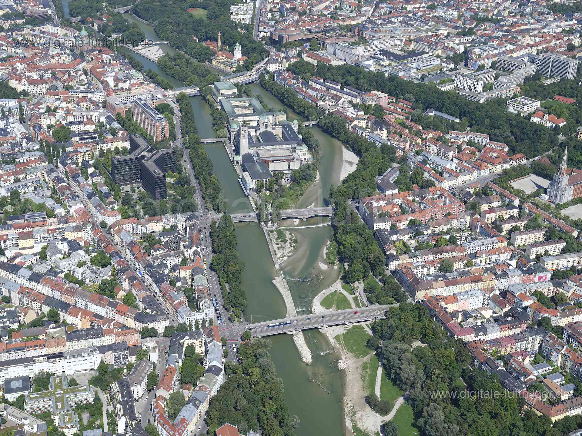 Titel: Museumsinsel, Bildnummer: f513210, Ort / Stadt: München, (Land)Kreis: kreisfreie Stadt München, Regierungsbezirk: Oberbayern, Bundesland: Bayern, Aufnahmedatum: 11.08.2023, Schlagwörter: Deutschland, , Museumsinsel, Isar, Reichenbachbrücke, Corneliusbrücke, Kleine Isar, Deutsches Museum, Erhardtstraße, Europäisches Patentamt, Monat: August, Jahreszeit: Sommer, Tageszeit: Vormittag / Mittag, Jahr: 2023, Flug ID: 20230811, Bildstatus: unbearbeitetes Rohbild, Bildabmessung: 11648 x 8736 Pixe