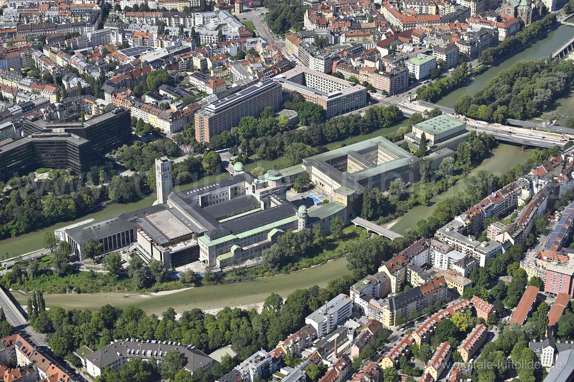 Titel: Museumsinsel, Bildnummer: n513970, Ort / Stadt: München, (Land)Kreis: kreisfreie Stadt München, Regierungsbezirk: Oberbayern, Bundesland: Bayern, Aufnahmedatum: 11.08.2023, Schlagwörter: Deutschland, , Museumsinsel, Zenneckebrücke, Boschbrücke, Kleine Isar, Isar, Deutsches Museum, Architektur, Monat: August, Jahreszeit: Sommer, Tageszeit: Vormittag / Mittag, Jahr: 2023, Flug ID: 20230811, Bildstatus: unbearbeitetes Rohbild, Bildabmessung: 8256 x 5504 Pixel, Fotograf & Copyright: Oliver Ac