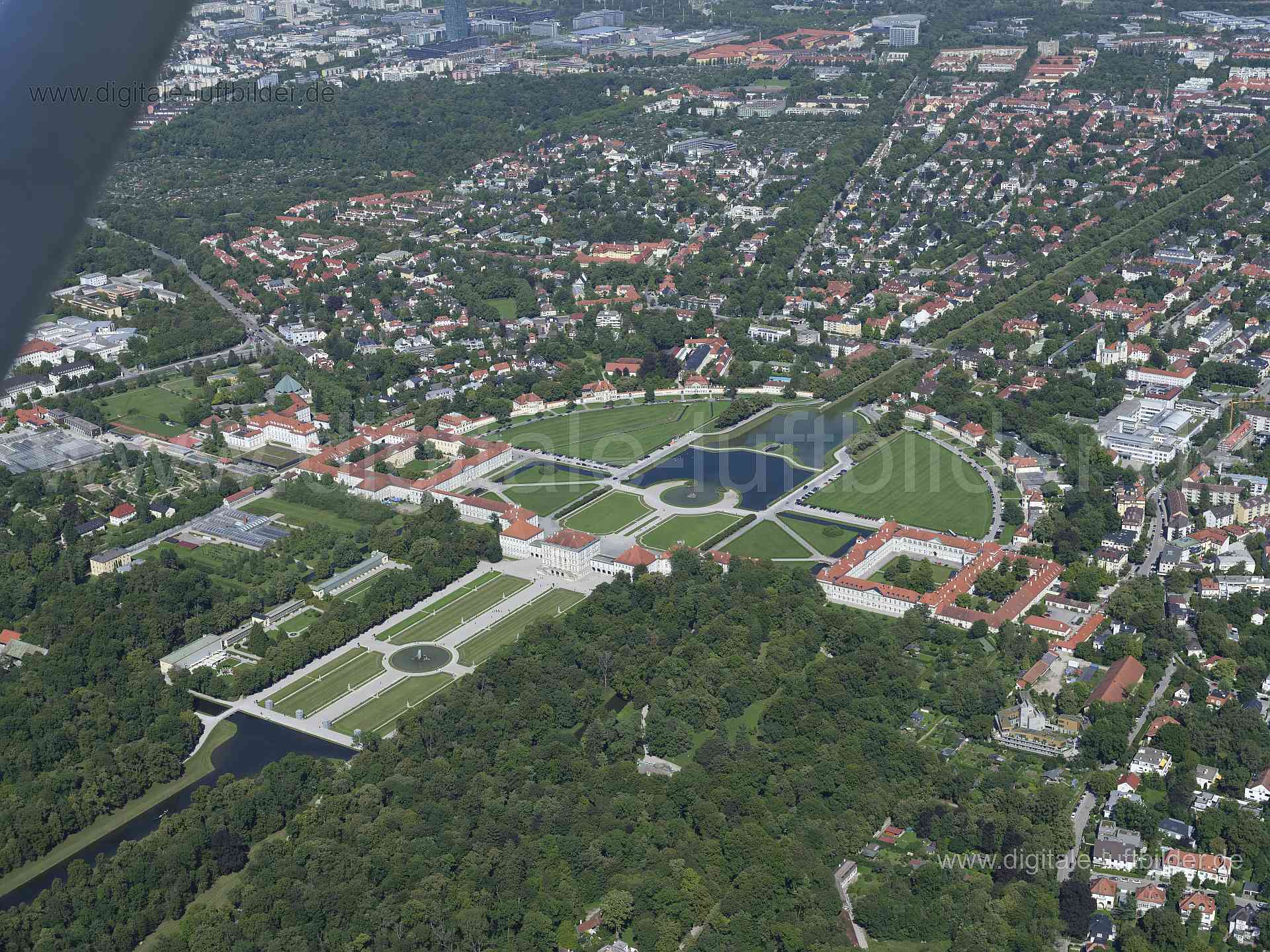 Titel: Nymphenburg, Bildnummer: f513500, Ort / Stadt: München, (Land)Kreis: kreisfreie Stadt München, Regierungsbezirk: Oberbayern, Bundesland: Bayern, Aufnahmedatum: 11.08.2023, Schlagwörter: Deutschland, , Nymphenburg, Gartenanlage, Barockgarten, Burgen & Schlösser, Schlossgarten, Schloss, Monat: August, Jahreszeit: Sommer, Tageszeit: Vormittag / Mittag, Jahr: 2023, Flug ID: 20230811, Bildstatus: unbearbeitetes Rohbild, Bildabmessung: 11648 x 8736 Pixel, Fotograf & Copyright: Oliver Acker
