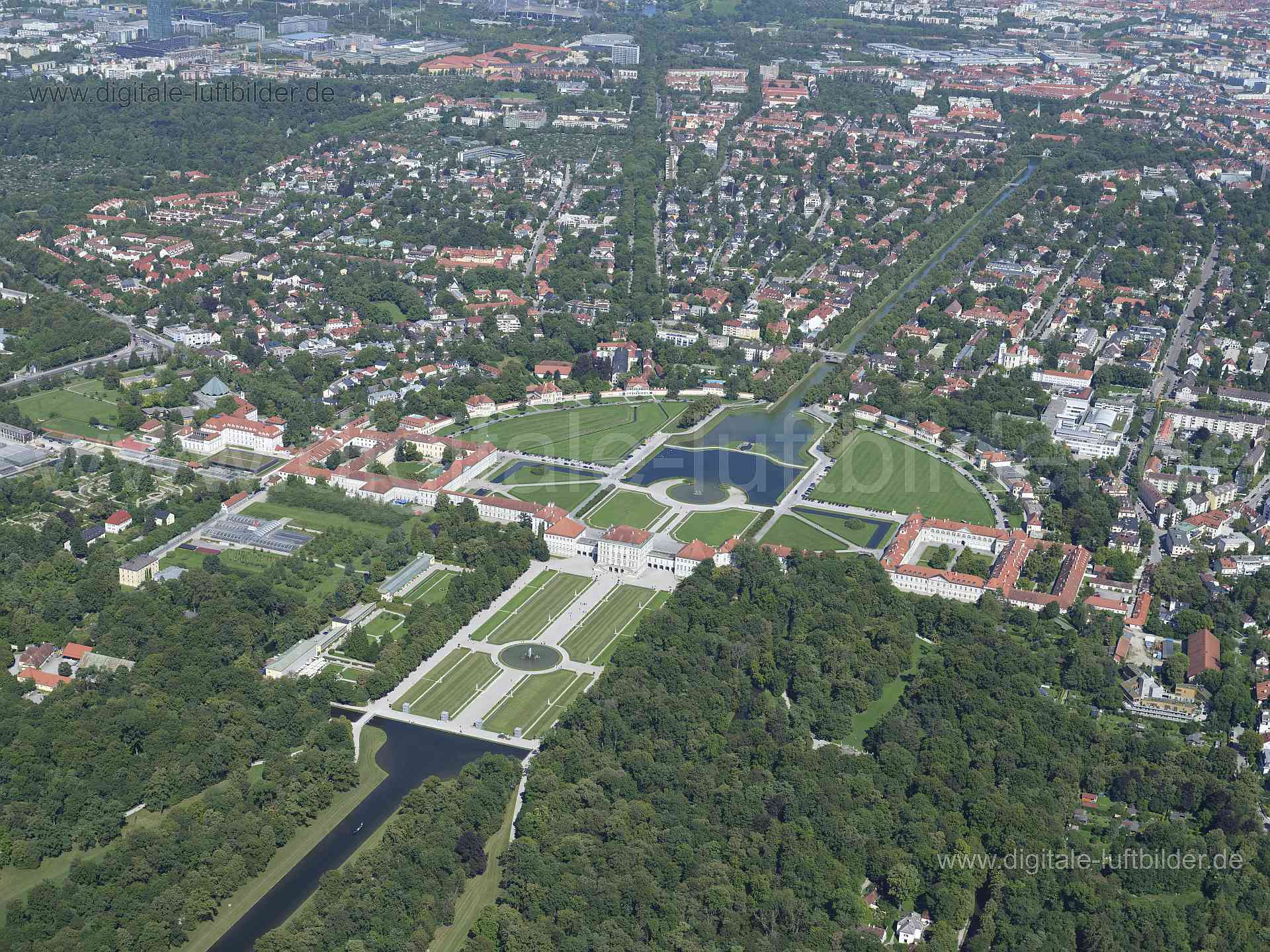 Titel: Nymphenburg, Bildnummer: f513520, Ort / Stadt: München, (Land)Kreis: kreisfreie Stadt München, Regierungsbezirk: Oberbayern, Bundesland: Bayern, Aufnahmedatum: 11.08.2023, Schlagwörter: Deutschland, , Nymphenburg, Gartenanlage, Barockgarten, Burgen & Schlösser, Schlossgarten, Schloss, Monat: August, Jahreszeit: Sommer, Tageszeit: Vormittag / Mittag, Jahr: 2023, Flug ID: 20230811, Bildstatus: unbearbeitetes Rohbild, Bildabmessung: 11648 x 8736 Pixel, Fotograf & Copyright: Oliver Acker