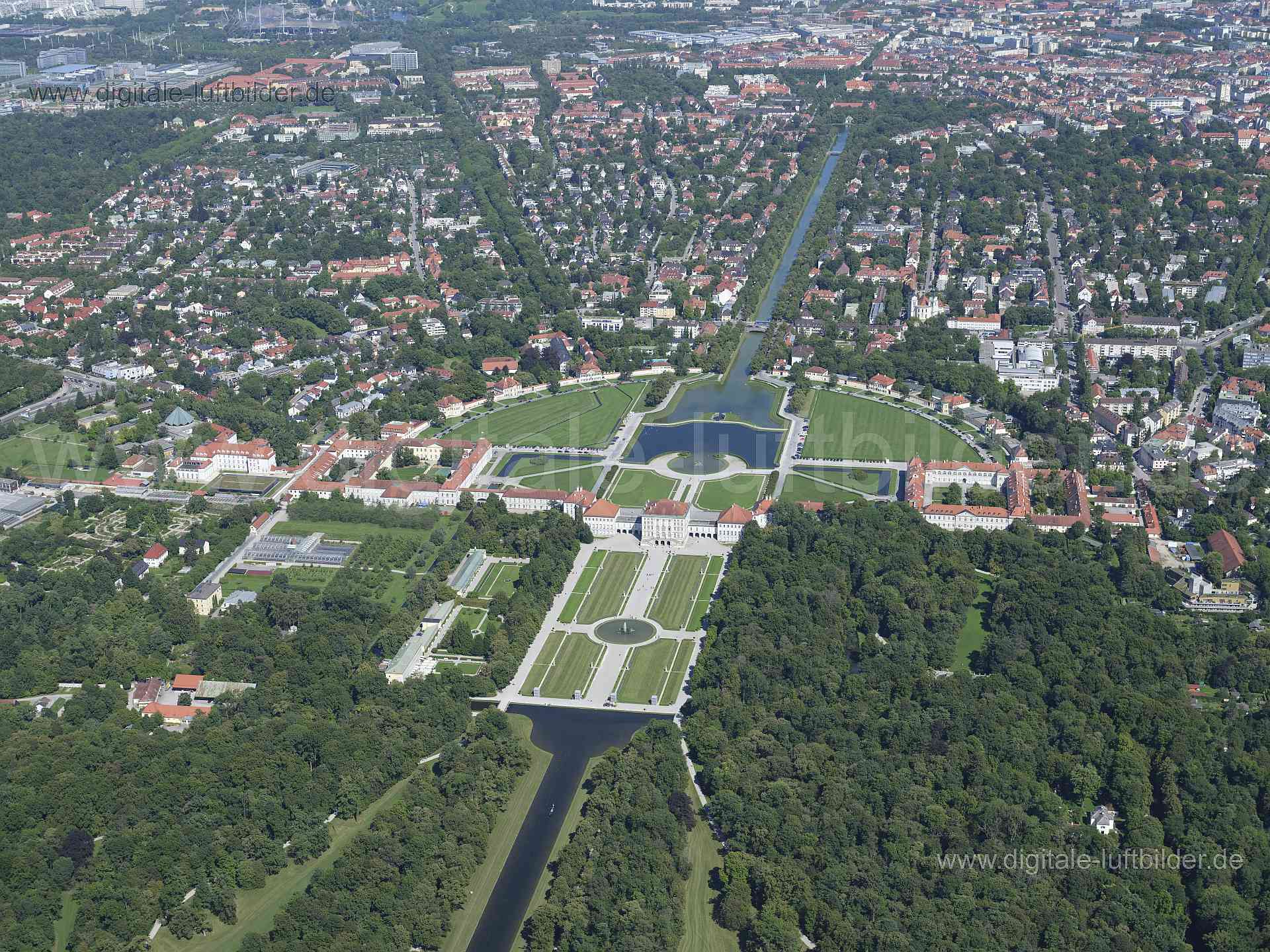 Titel: Nymphenburg, Bildnummer: f513540, Ort / Stadt: München, (Land)Kreis: kreisfreie Stadt München, Regierungsbezirk: Oberbayern, Bundesland: Bayern, Aufnahmedatum: 11.08.2023, Schlagwörter: Deutschland, , Nymphenburg, Gartenanlage, Barockgarten, Burgen & Schlösser, Schlossgarten, Schloss, Monat: August, Jahreszeit: Sommer, Tageszeit: Vormittag / Mittag, Jahr: 2023, Flug ID: 20230811, Bildstatus: unbearbeitetes Rohbild, Bildabmessung: 11648 x 8736 Pixel, Fotograf & Copyright: Oliver Acker