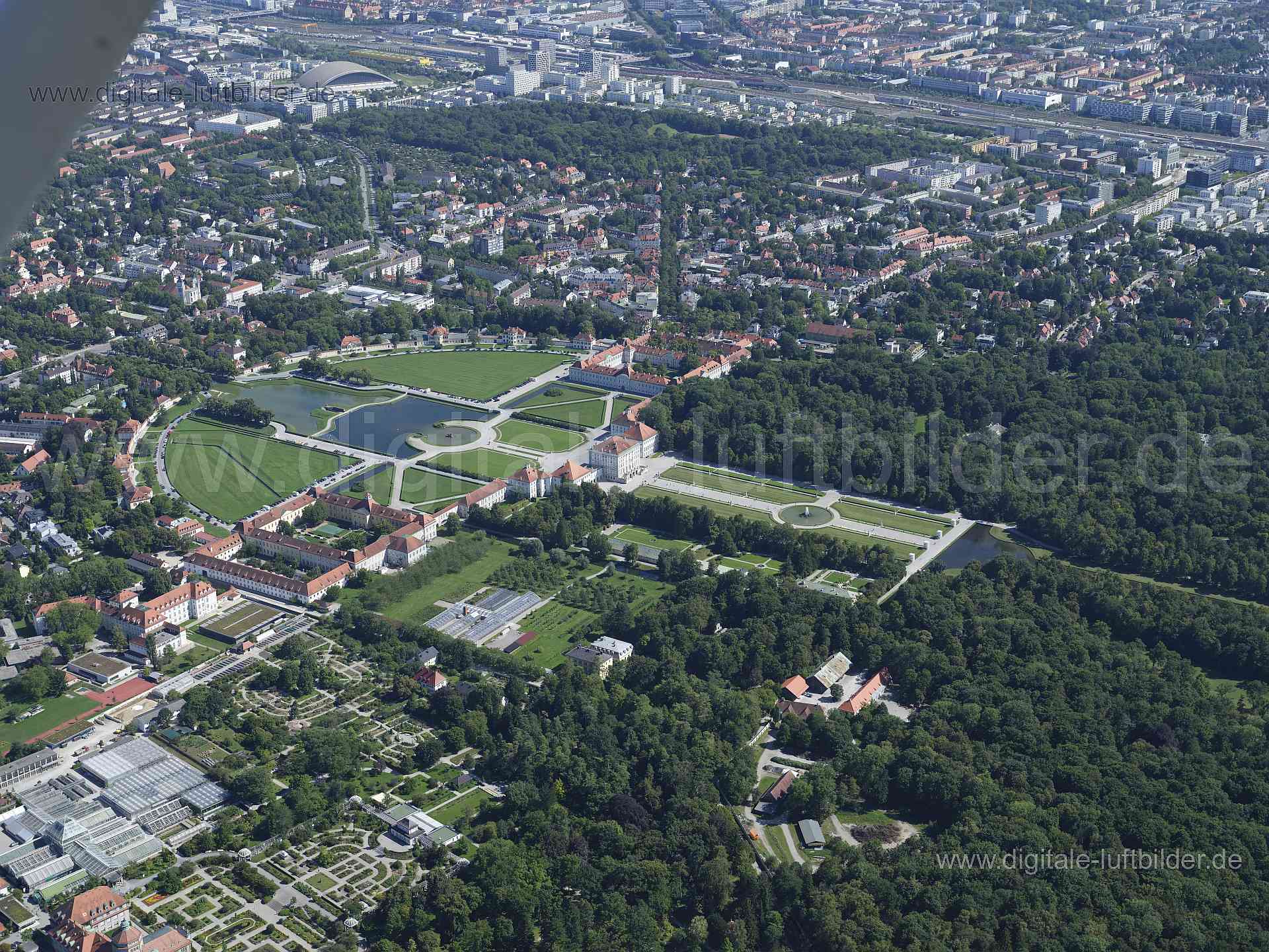 Titel: Nymphenburg, Bildnummer: f513570, Ort / Stadt: München, (Land)Kreis: kreisfreie Stadt München, Regierungsbezirk: Oberbayern, Bundesland: Bayern, Aufnahmedatum: 11.08.2023, Schlagwörter: Deutschland, , Nymphenburg, Gartenanlage, Barockgarten, Burgen & Schlösser, Schlossgarten, Schloss, Monat: August, Jahreszeit: Sommer, Tageszeit: Vormittag / Mittag, Jahr: 2023, Flug ID: 20230811, Bildstatus: unbearbeitetes Rohbild, Bildabmessung: 11648 x 8736 Pixel, Fotograf & Copyright: Oliver Acker