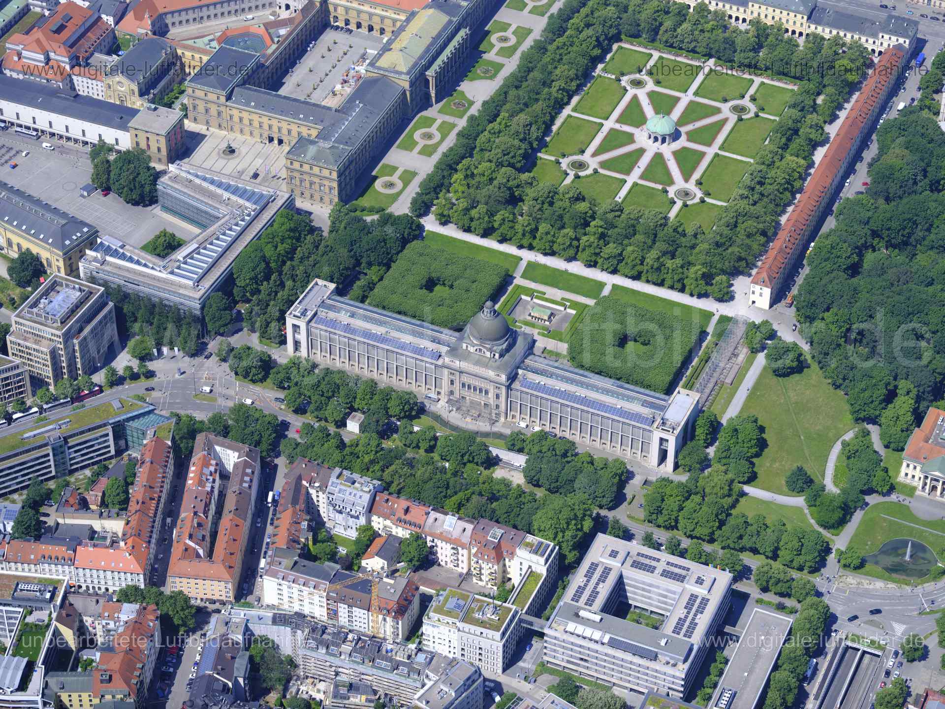 Titel: Odeonsplatz, Hofgarten, Bildnummer: f482470, Ort / Stadt: München, (Land)Kreis: kreisfreie Stadt München, Regierungsbezirk: Oberbayern, Bundesland: Bayern, Aufnahmedatum: 14.06.2022, Schlagwörter: Luftbild, Luftbilder, Luftbildfotografie, Luftaufnahme, Luftbildaufnahme, Luftfoto, Luftbildarchiv, Luftbildsuche, Vogelperspektive, Vogelansicht, Deutschland, , Odeonsplatz, Dianatempel, Hofgarten, Schlossgarten, Barockgarten, Herkulessaal, Bayerische Staatskanzlei, Monat: Juni, Jahreszeit: Som