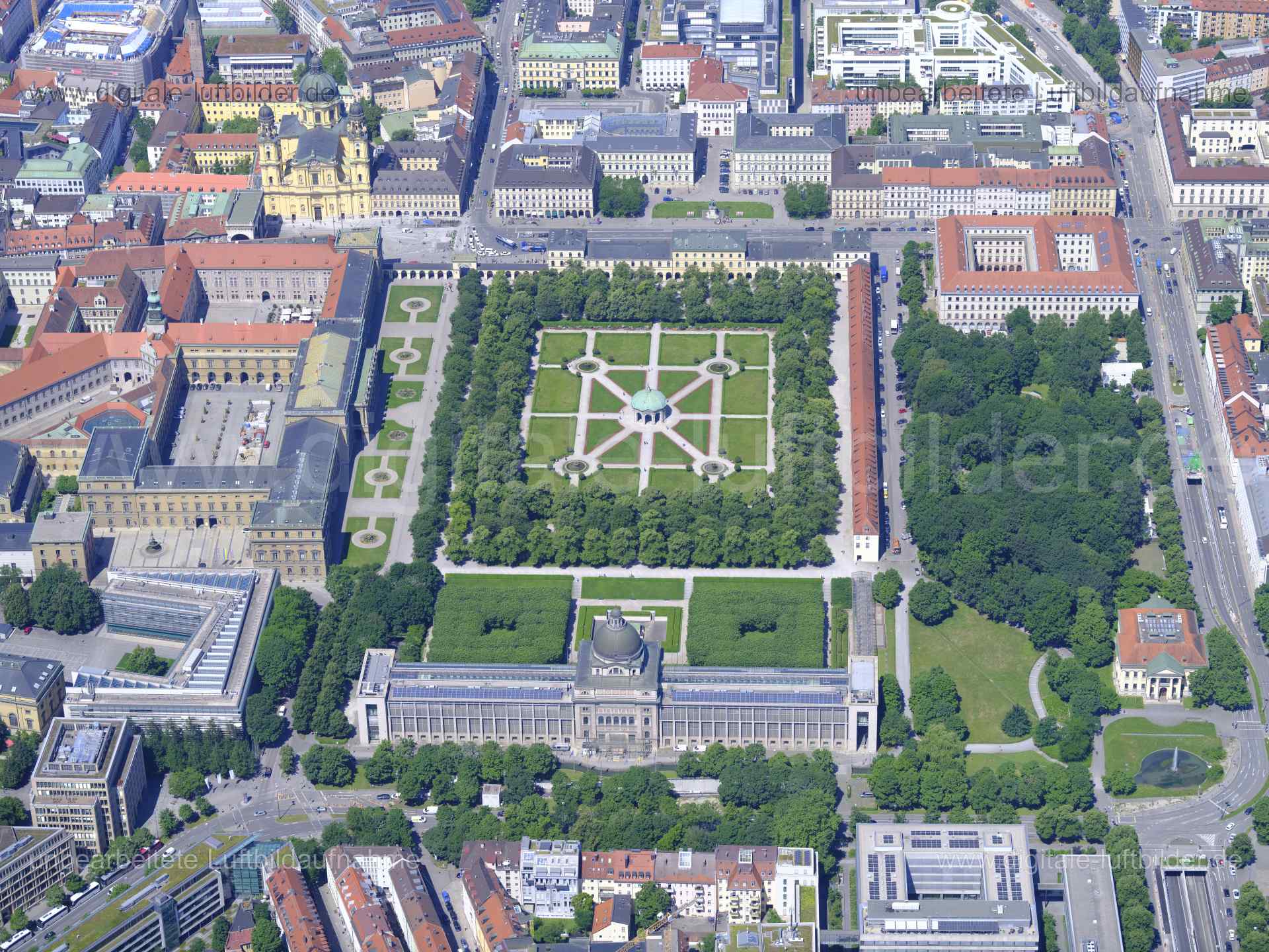 Titel: Odeonsplatz, Hofgarten, Bildnummer: f482490, Ort / Stadt: München, (Land)Kreis: kreisfreie Stadt München, Regierungsbezirk: Oberbayern, Bundesland: Bayern, Aufnahmedatum: 14.06.2022, Schlagwörter: Luftbild, Luftbilder, Luftbildfotografie, Luftaufnahme, Luftbildaufnahme, Luftfoto, Luftbildarchiv, Luftbildsuche, Vogelperspektive, Vogelansicht, Deutschland, , Odeonsplatz, Dianatempel, Hofgarten, Schlossgarten, Barockgarten, Herkulessaal, Bayerische Staatskanzlei, Monat: Juni, Jahreszeit: Som