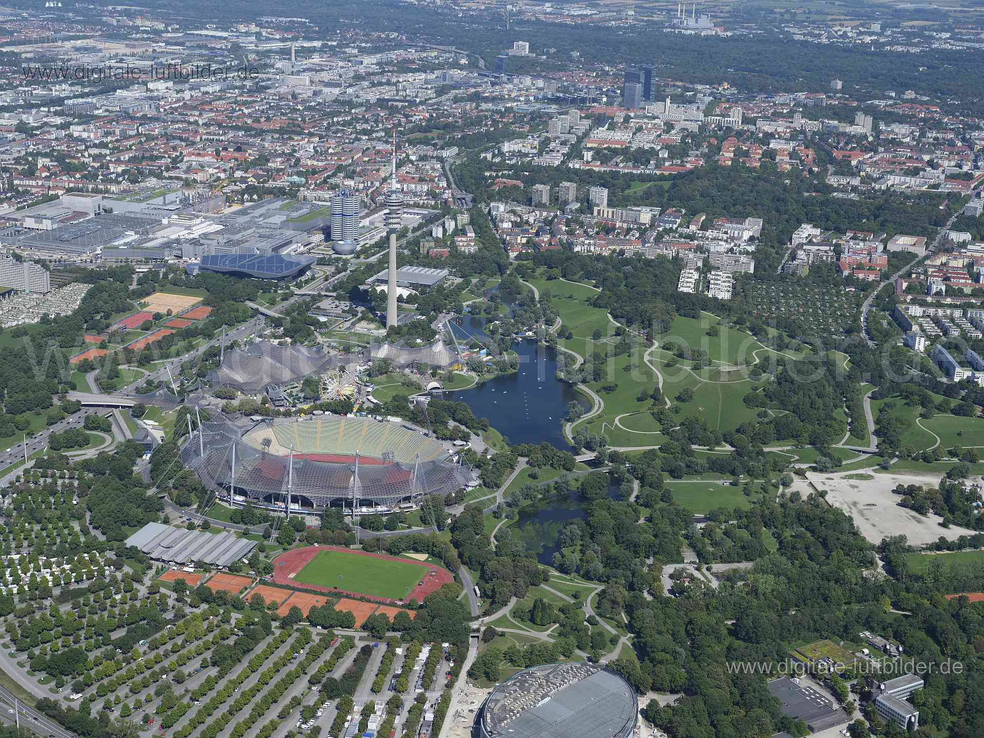 Titel: Olympiapark, Bildnummer: f513330, Ort / Stadt: München, (Land)Kreis: kreisfreie Stadt München, Regierungsbezirk: Oberbayern, Bundesland: Bayern, Aufnahmedatum: 11.08.2023, Schlagwörter: Deutschland, , Olympiapark, Olympiaberg, Olympiaturm, Olympiastadion, Großer Olympiasee, Olympiahalle, Monat: August, Jahreszeit: Sommer, Tageszeit: Vormittag / Mittag, Jahr: 2023, Flug ID: 20230811, Bildstatus: unbearbeitetes Rohbild, Bildabmessung: 11648 x 8736 Pixel, Fotograf & Copyright: Oliver Acker