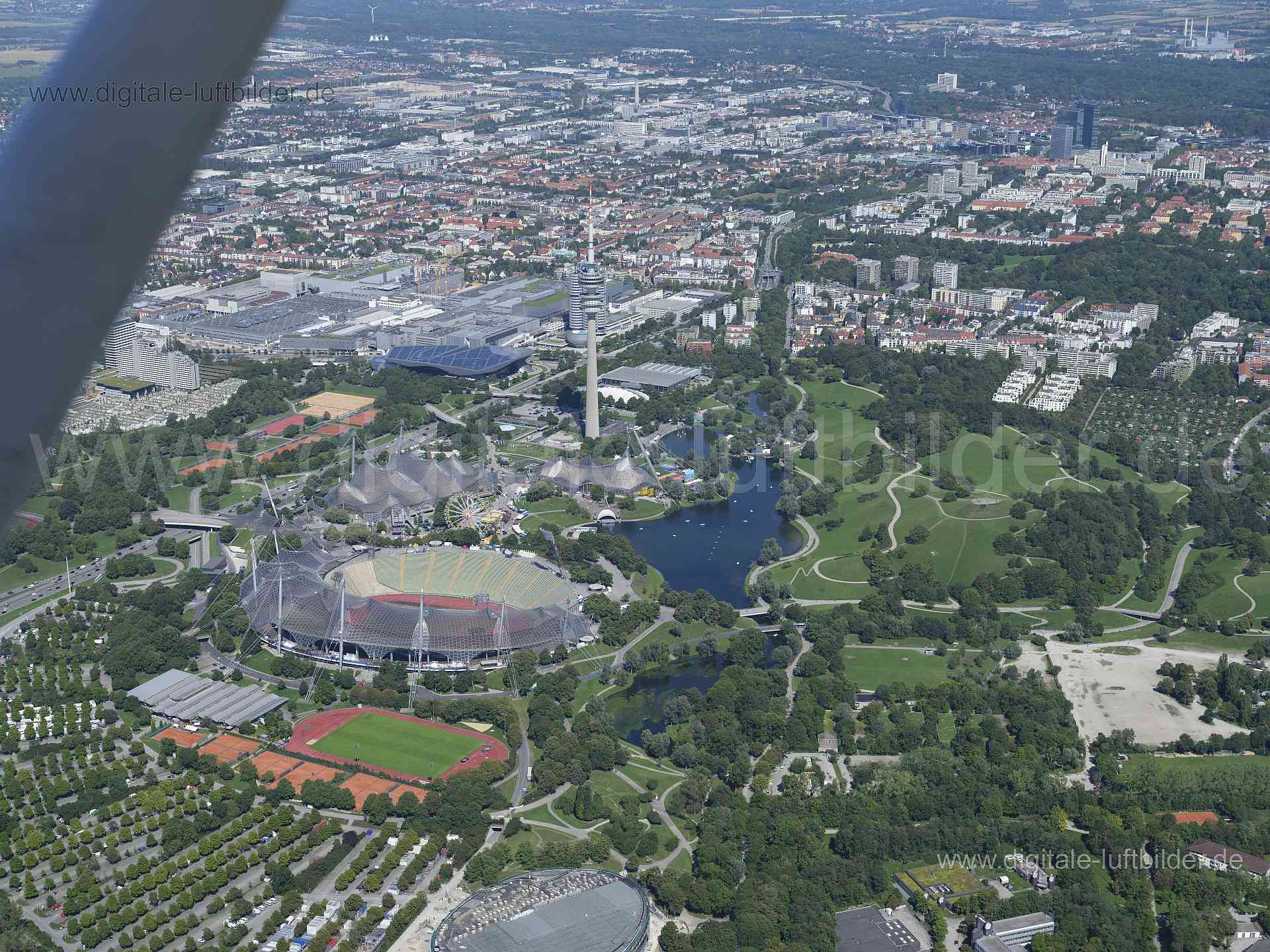 Titel: Olympiapark , Bildnummer: f513320, Ort / Stadt: München, (Land)Kreis: kreisfreie Stadt München, Regierungsbezirk: Oberbayern, Bundesland: Bayern, Aufnahmedatum: 11.08.2023, Schlagwörter: Deutschland, , Olympiapark, Olympiaberg, Olympiaturm, Olympiastadion, Großer Olympiasee, Olympiahalle, Monat: August, Jahreszeit: Sommer, Tageszeit: Vormittag / Mittag, Jahr: 2023, Flug ID: 20230811, Bildstatus: unbearbeitetes Rohbild, Bildabmessung: 11648 x 8736 Pixel, Fotograf & Copyright: Oliver Acker