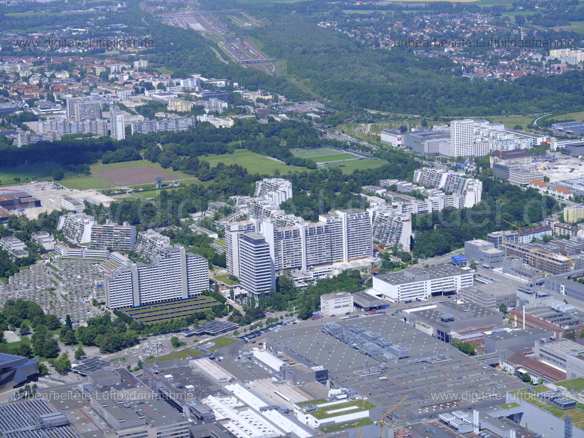 Titel: Olympiapark Nord, Bildnummer: f482950, Ort / Stadt: München, (Land)Kreis: kreisfreie Stadt München, Regierungsbezirk: Oberbayern, Bundesland: Bayern, Aufnahmedatum: 14.06.2022, Schlagwörter: Luftbild, Luftbilder, Luftbildfotografie, Luftaufnahme, Luftbildaufnahme, Luftfoto, Luftbildarchiv, Luftbildsuche, Vogelperspektive, Vogelansicht, Deutschland, , Olympiapark Nord, Olympiapark Nord, Panorma, Am Riesenfeld, BMW Group München, Monat: Juni, Jahreszeit: Sommer, Tageszeit: Vormittag / Mitta