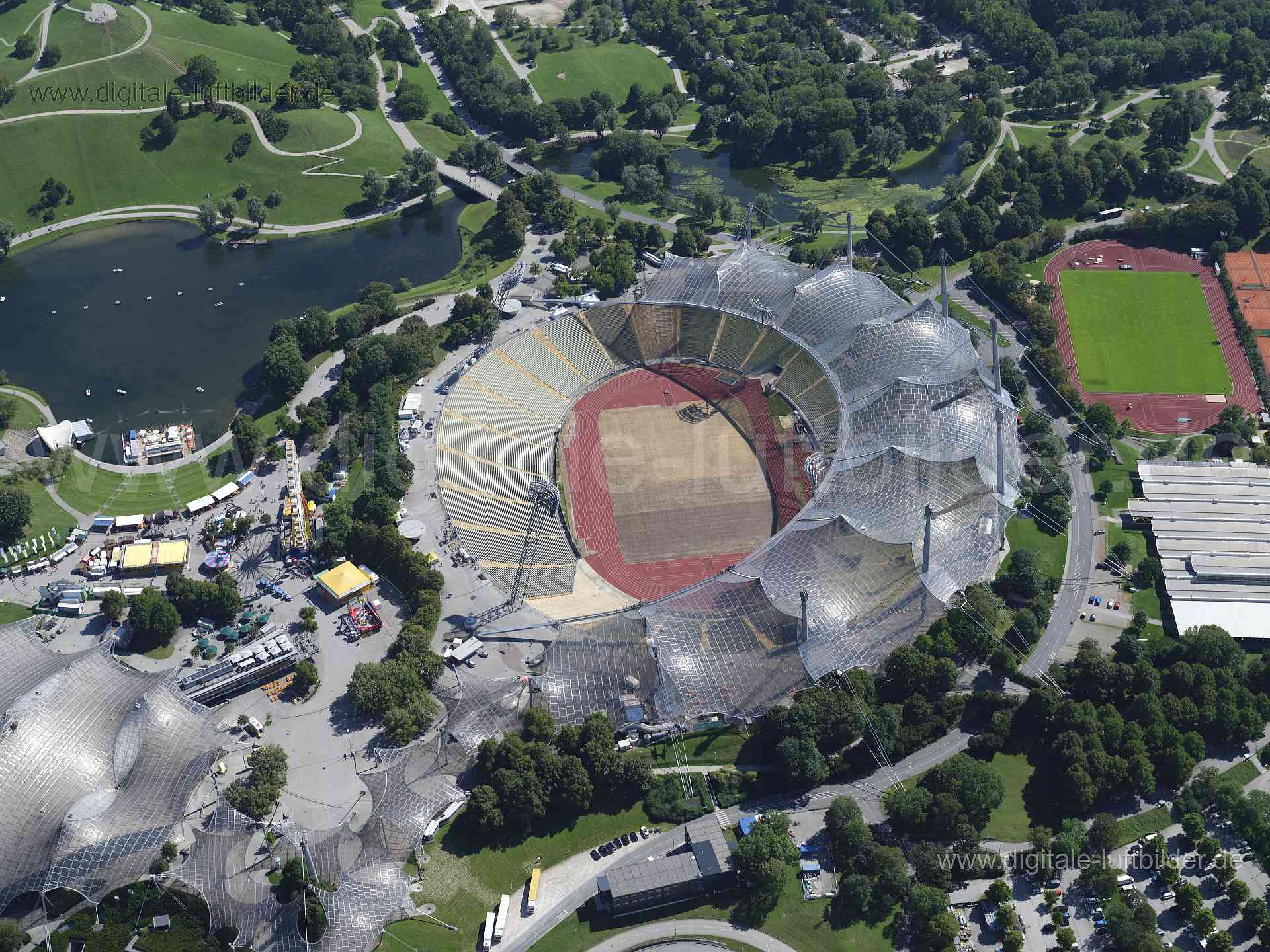 Titel: Olympiastadion, Bildnummer: f513370, Ort / Stadt: München, (Land)Kreis: kreisfreie Stadt München, Regierungsbezirk: Oberbayern, Bundesland: Bayern, Aufnahmedatum: 11.08.2023, Schlagwörter: Deutschland, , Olympiapark, Olympiaberg, Olympiaturm, Olympiastadion, Großer Olympiasee, Olympiahalle, Monat: August, Jahreszeit: Sommer, Tageszeit: Vormittag / Mittag, Jahr: 2023, Flug ID: 20230811, Bildstatus: unbearbeitetes Rohbild, Bildabmessung: 11648 x 8736 Pixel, Fotograf & Copyright: Oliver Acke