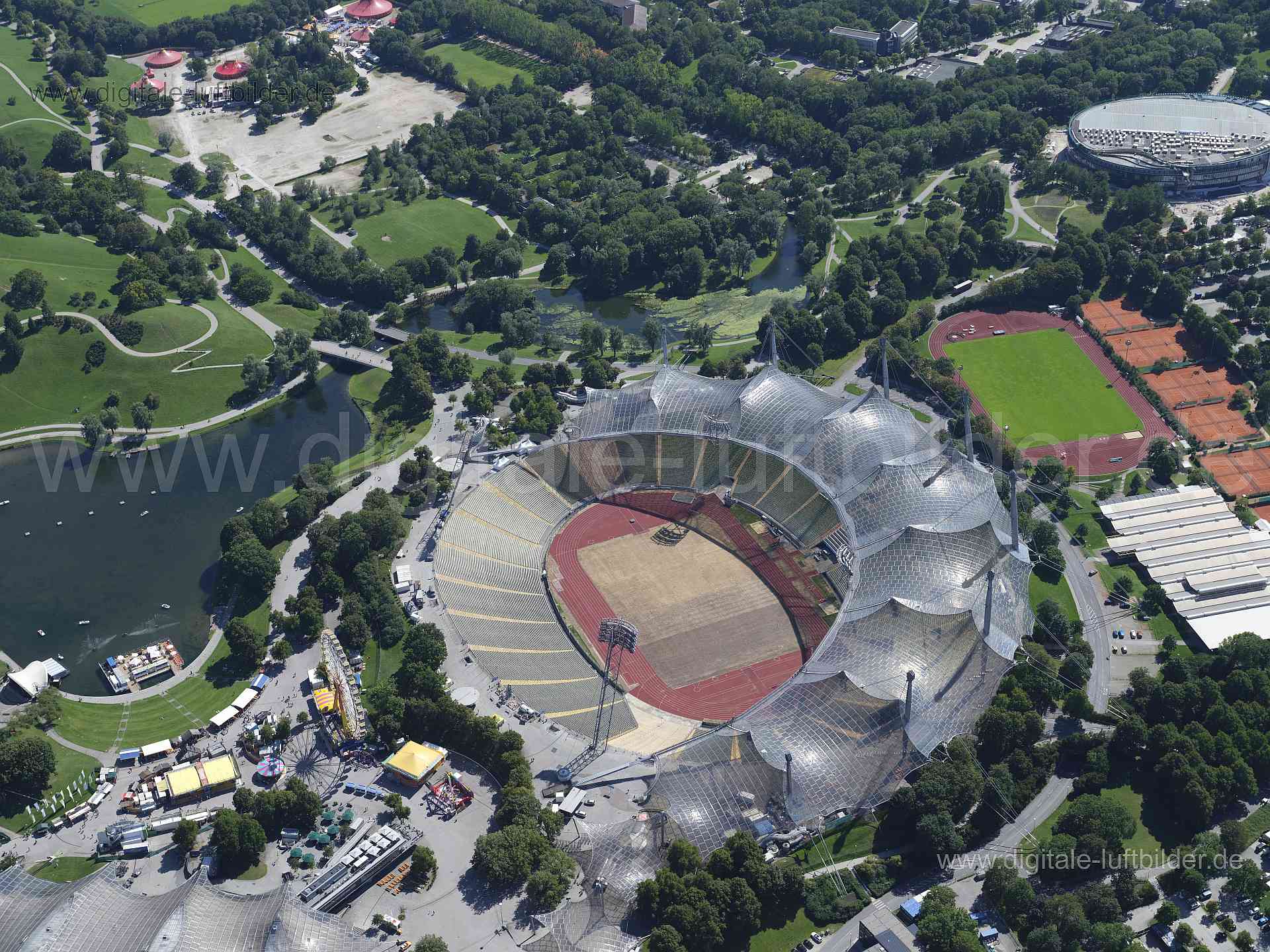 Titel: Olympiastadion, Bildnummer: f513380, Ort / Stadt: München, (Land)Kreis: kreisfreie Stadt München, Regierungsbezirk: Oberbayern, Bundesland: Bayern, Aufnahmedatum: 11.08.2023, Schlagwörter: Deutschland, , Olympiapark, Olympiaberg, Olympiaturm, Olympiastadion, Großer Olympiasee, Olympiahalle, Monat: August, Jahreszeit: Sommer, Tageszeit: Vormittag / Mittag, Jahr: 2023, Flug ID: 20230811, Bildstatus: unbearbeitetes Rohbild, Bildabmessung: 11648 x 8736 Pixel, Fotograf & Copyright: Oliver Acke
