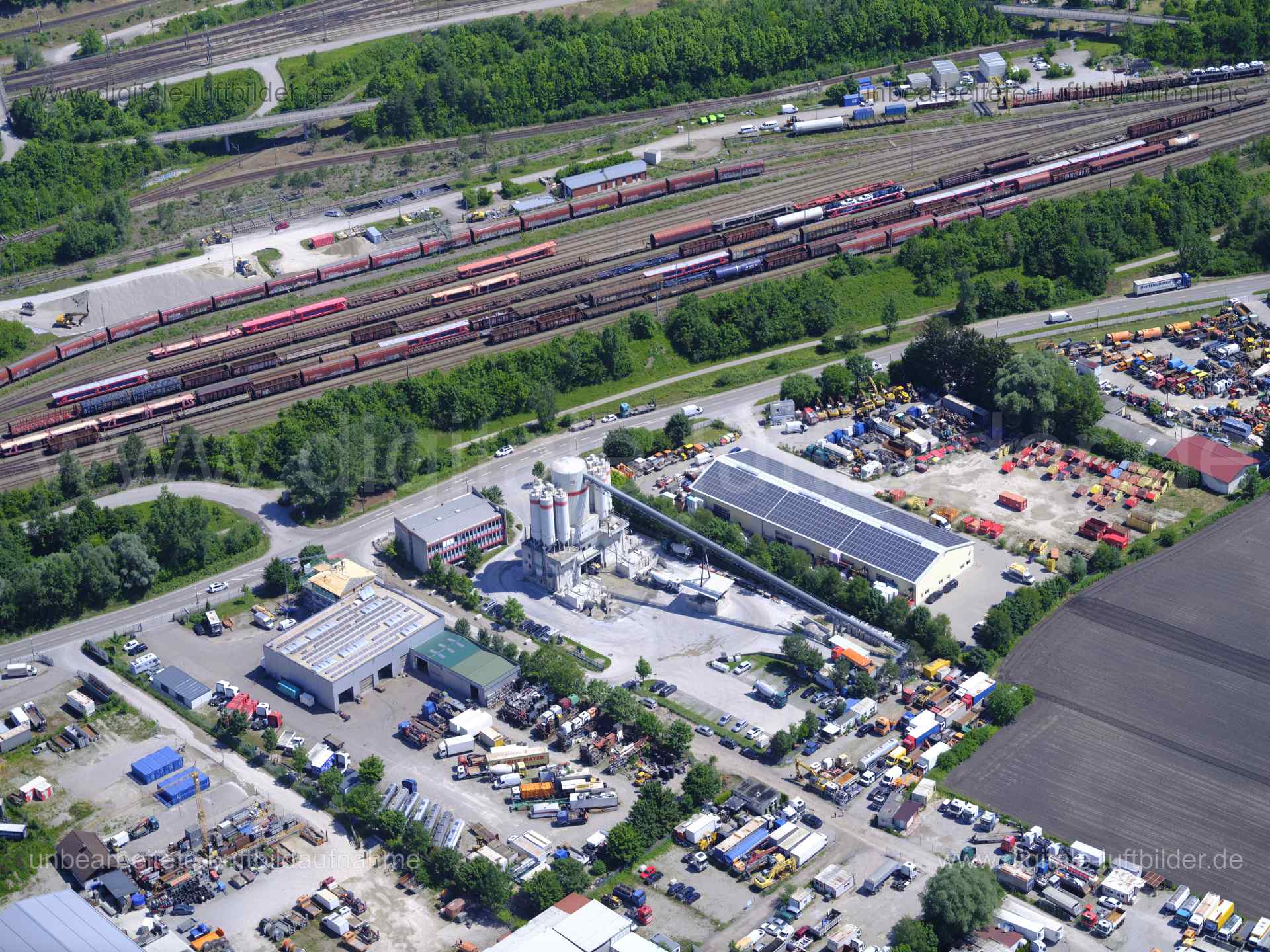 Titel: Rangierbahnhof München-Nord, Bildnummer: f483170, Ort / Stadt: München, (Land)Kreis: kreisfreie Stadt München, Regierungsbezirk: Oberbayern, Bundesland: Bayern, Aufnahmedatum: 14.06.2022, Schlagwörter: Luftbild, Luftbilder, Luftbildfotografie, Luftaufnahme, Luftbildaufnahme, Luftfoto, Luftbildarchiv, Luftbildsuche, Vogelperspektive, Vogelansicht, Deutschland, , Rangierbahnhof München Nord, Bahn, Gleis, Zug, Wagon, Güter, Güterverkehr, Transport, Transportmittel, Schabenbächl, Brücke, Dach