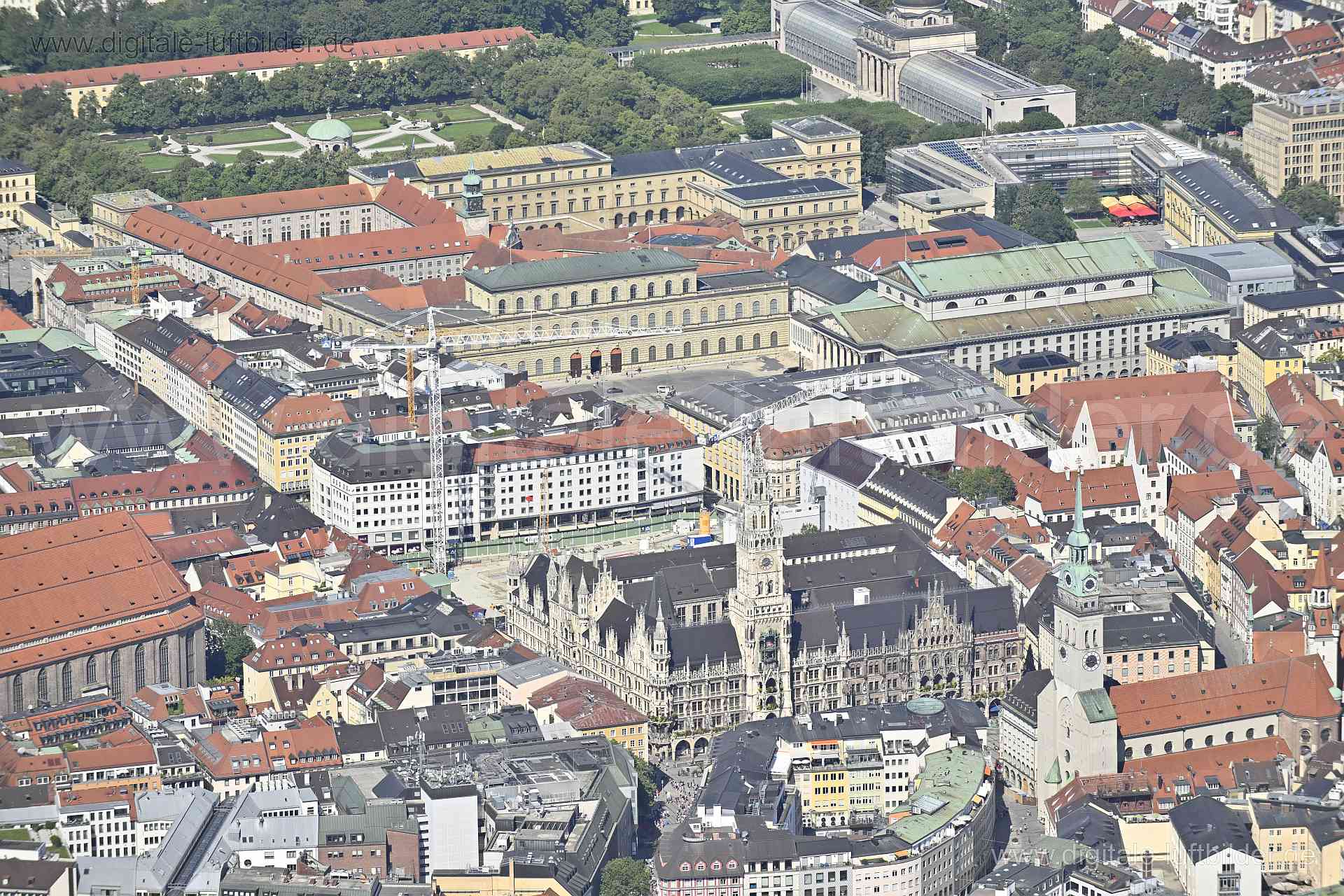 Titel: Rathaus München, Bildnummer: n514270, Ort / Stadt: München, (Land)Kreis: kreisfreie Stadt München, Regierungsbezirk: Oberbayern, Bundesland: Bayern, Aufnahmedatum: 11.08.2023, Schlagwörter: Deutschland, , Rathaus München, Marienplatz, Residenz, Monat: August, Jahreszeit: Sommer, Tageszeit: Vormittag / Mittag, Jahr: 2023, Flug ID: 20230811, Bildstatus: unbearbeitetes Rohbild, Bildabmessung: 8256 x 5504 Pixel, Fotograf & Copyright: Oliver Acker